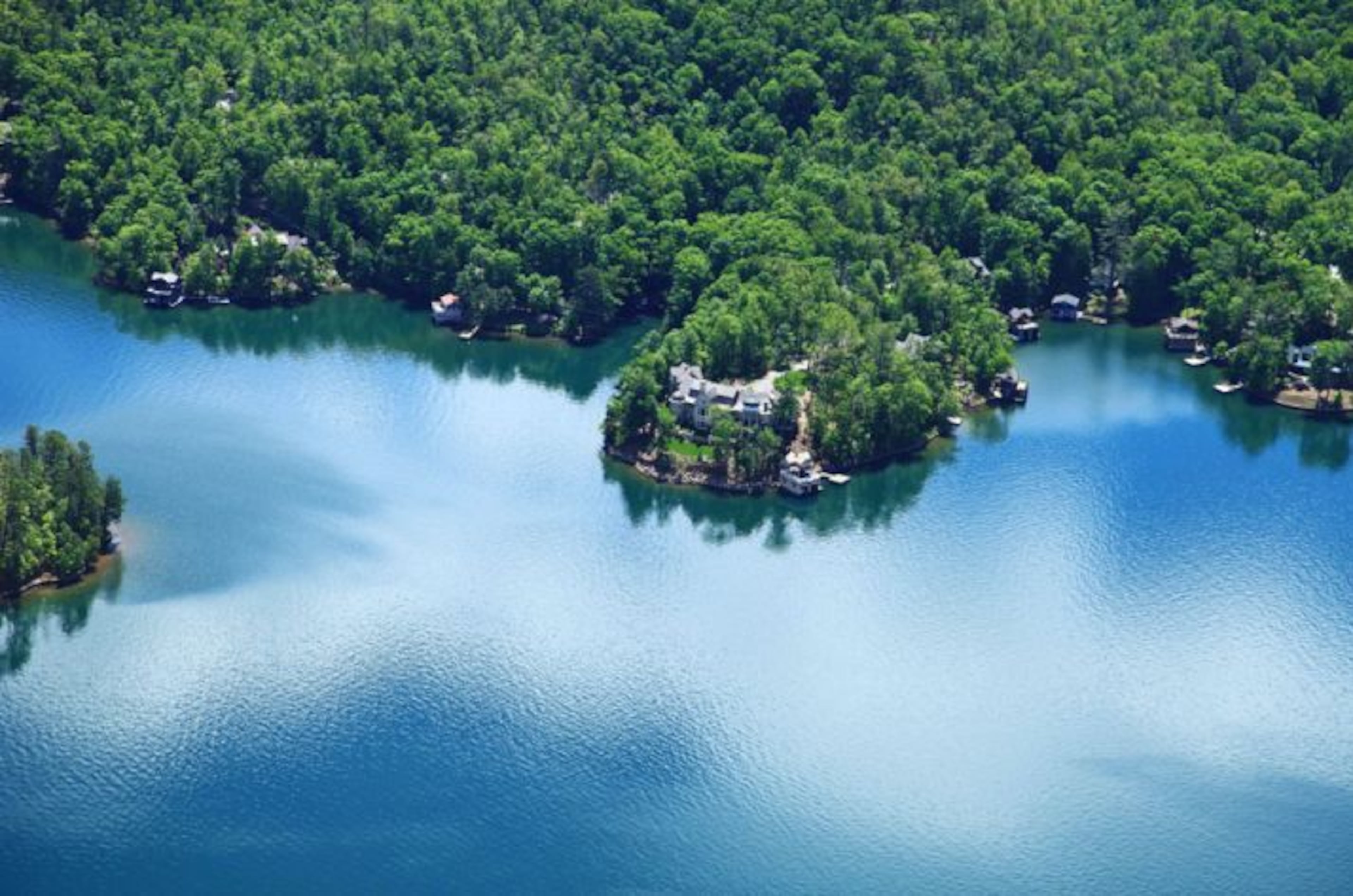 The Pointe on Lake Burton, a property owned by Alabama head football coach Nick Saban, nestled in the North Georgia mountains on the shore of Lake Burton has been on the market for about a year.