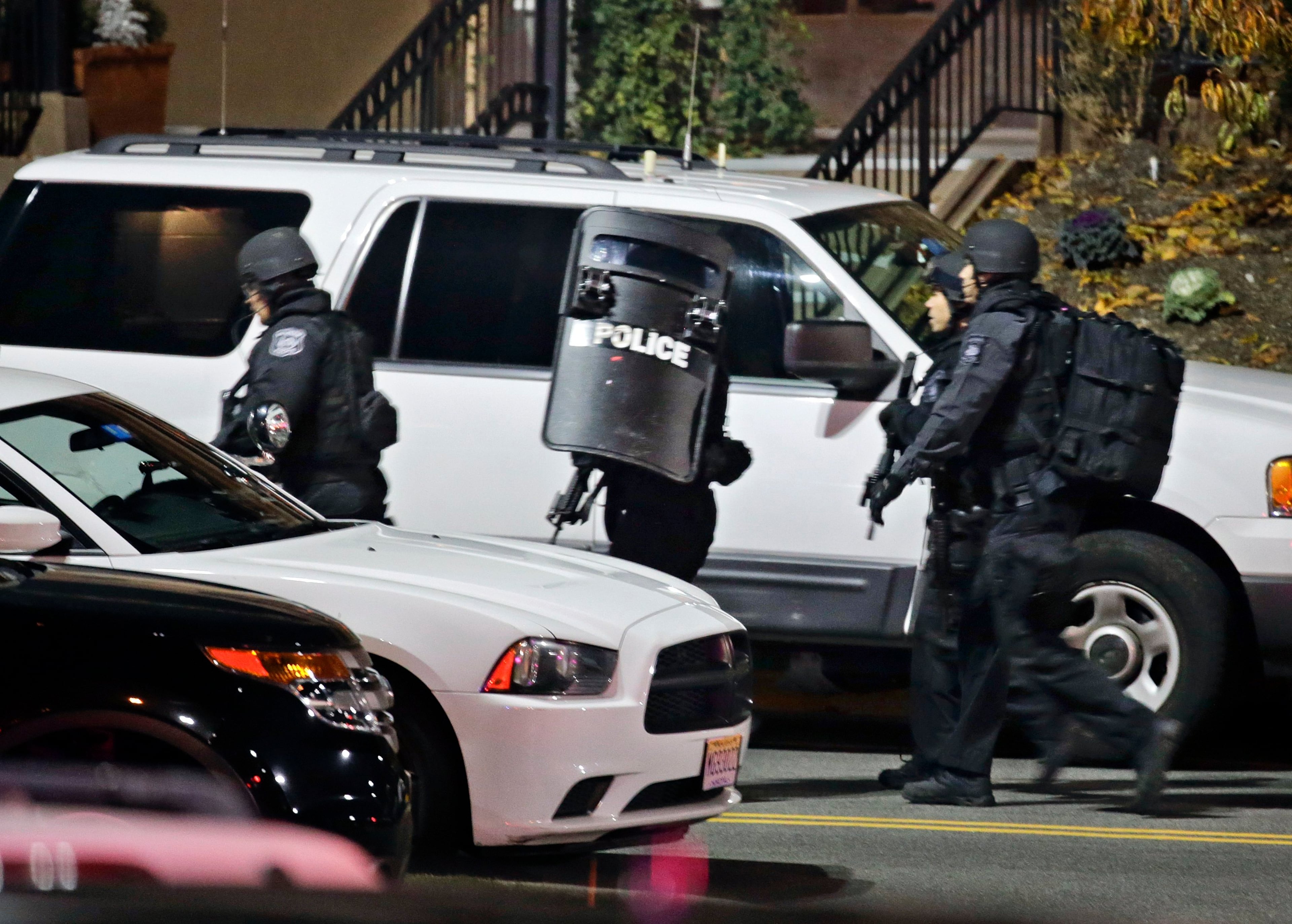 Heavily armed police wear flack jackets and helmets as they prepare to search the Garden State Plaza mall in response to reports that a gunman had fired shots in the mall, in Paramus, New Jersey November 5, 2013. A person with a gun opened fire on Monday evening in the massive New Jersey shopping mall shortly before closing time, leading police to evacuate the mall and search for the shooter, but no injuries were reported, officials said. REUTERS/Ray Stubblebine