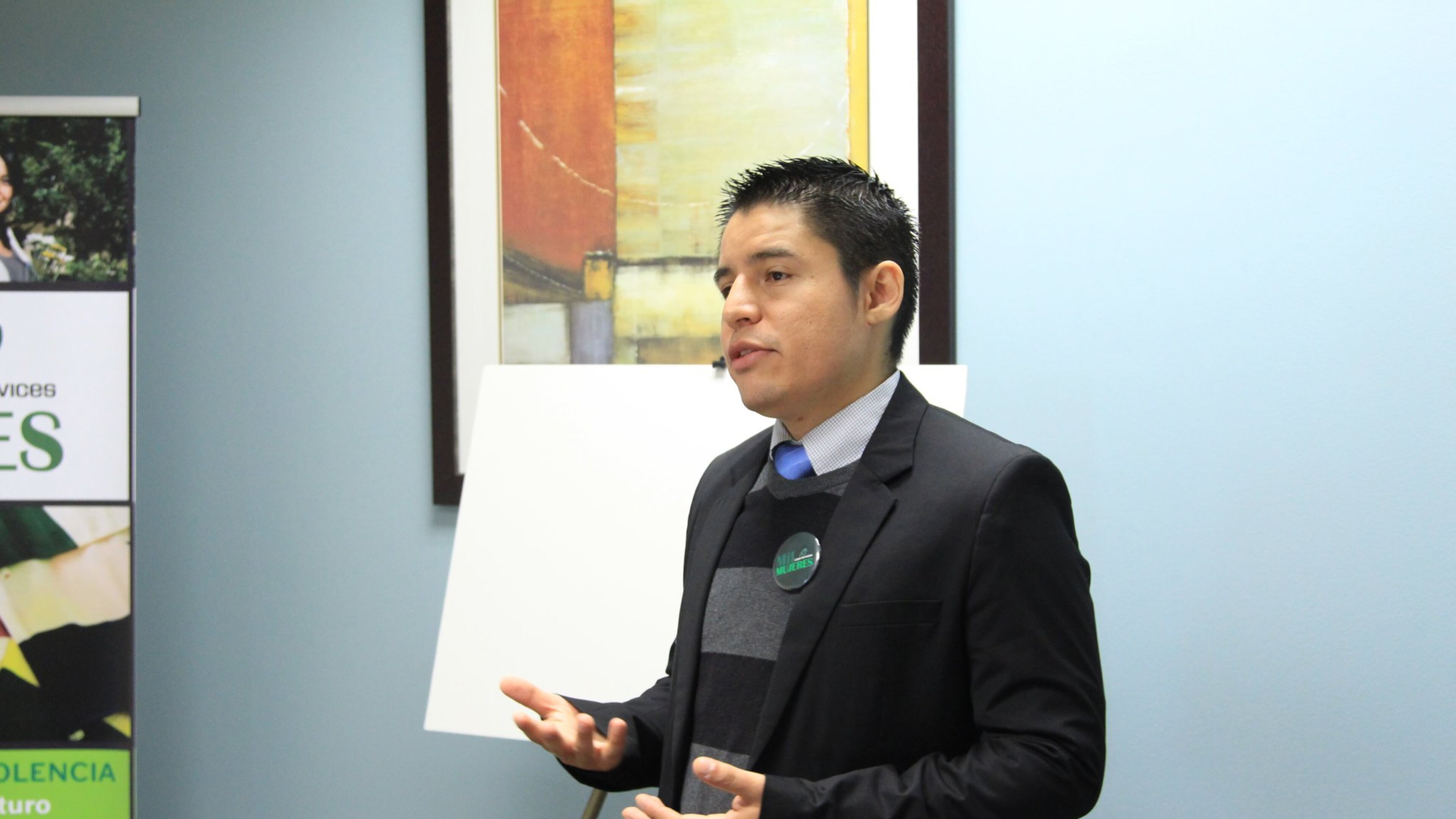 Ángel Alonso, director of the Mil Mujeres office in Atlanta, recently presented the organization to members of the Hispanic media.