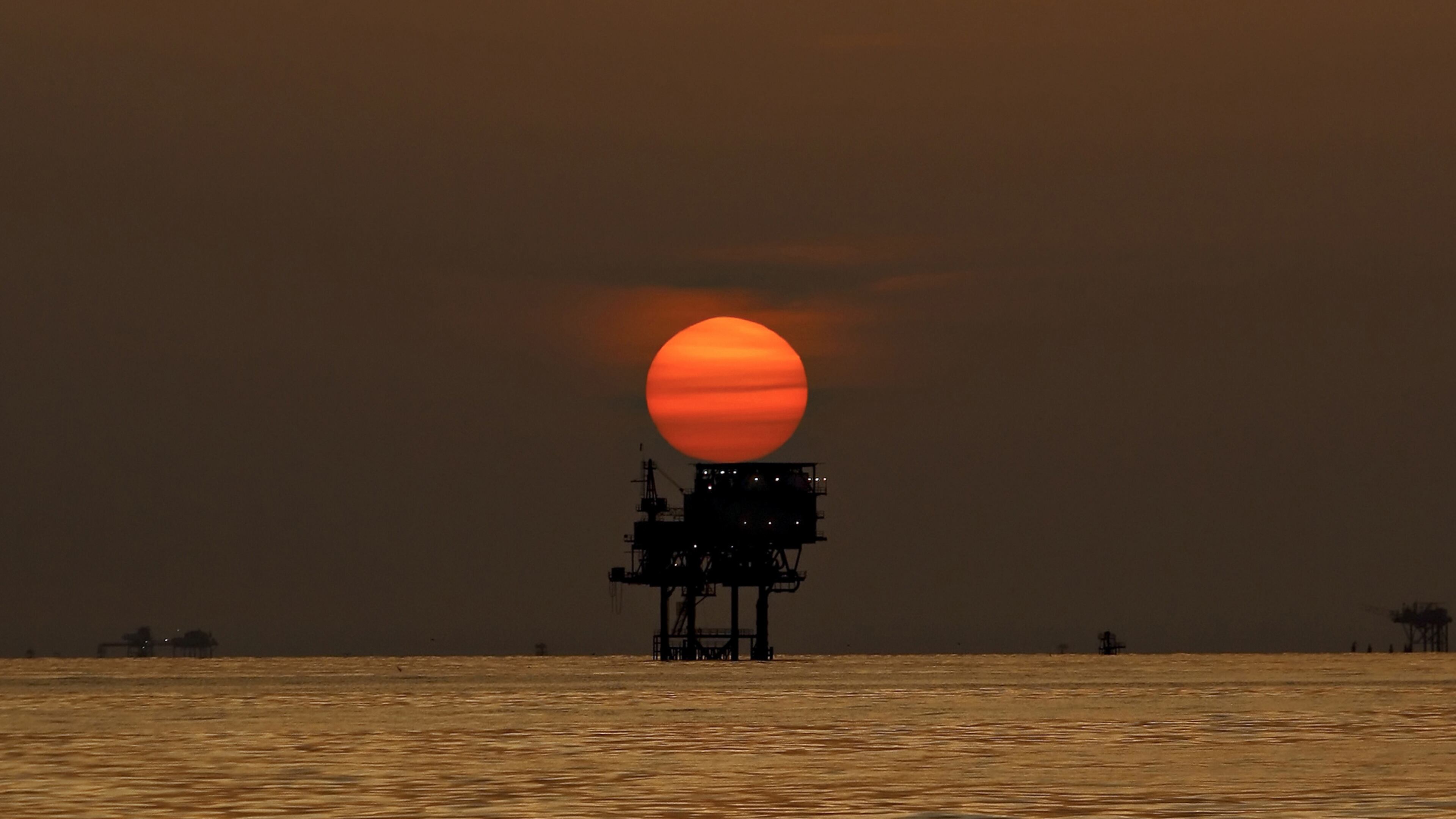 Georgia’s banks showed much stronger profit growth than the national industry in the second quarter, partly because they faced less fallout from struggling oil producers like this offshore platform in the Gulf of Mexico. Bloomberg photo by Derick E. Hingle