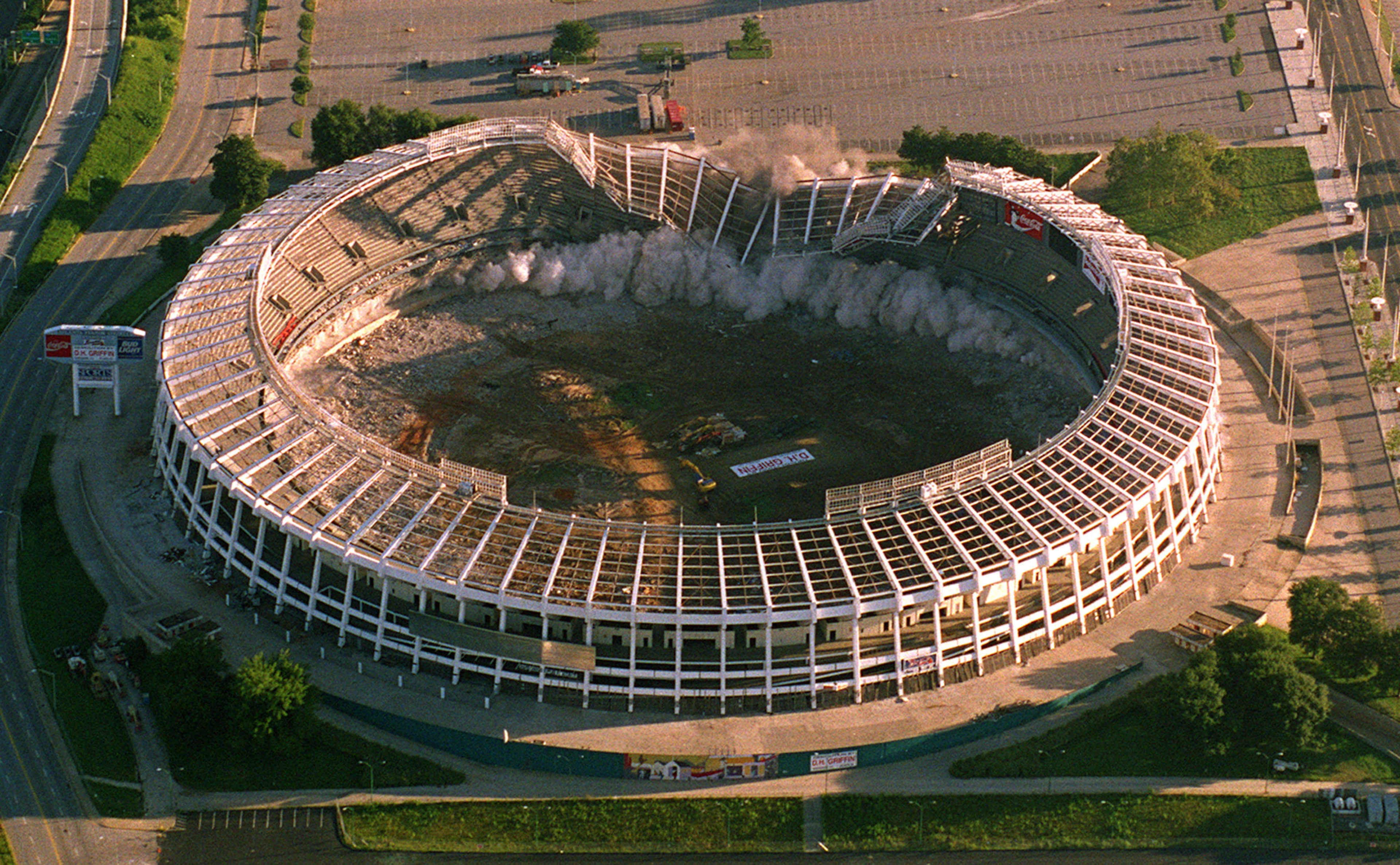 970802 ATLANTA, GA: Aerial view of the beginning of the implosion of Atlanta Fulton County Stadium 8/2/97. One of 3 in a sequence. (AJC Staff Photo/Jean Shifrin) 8/97