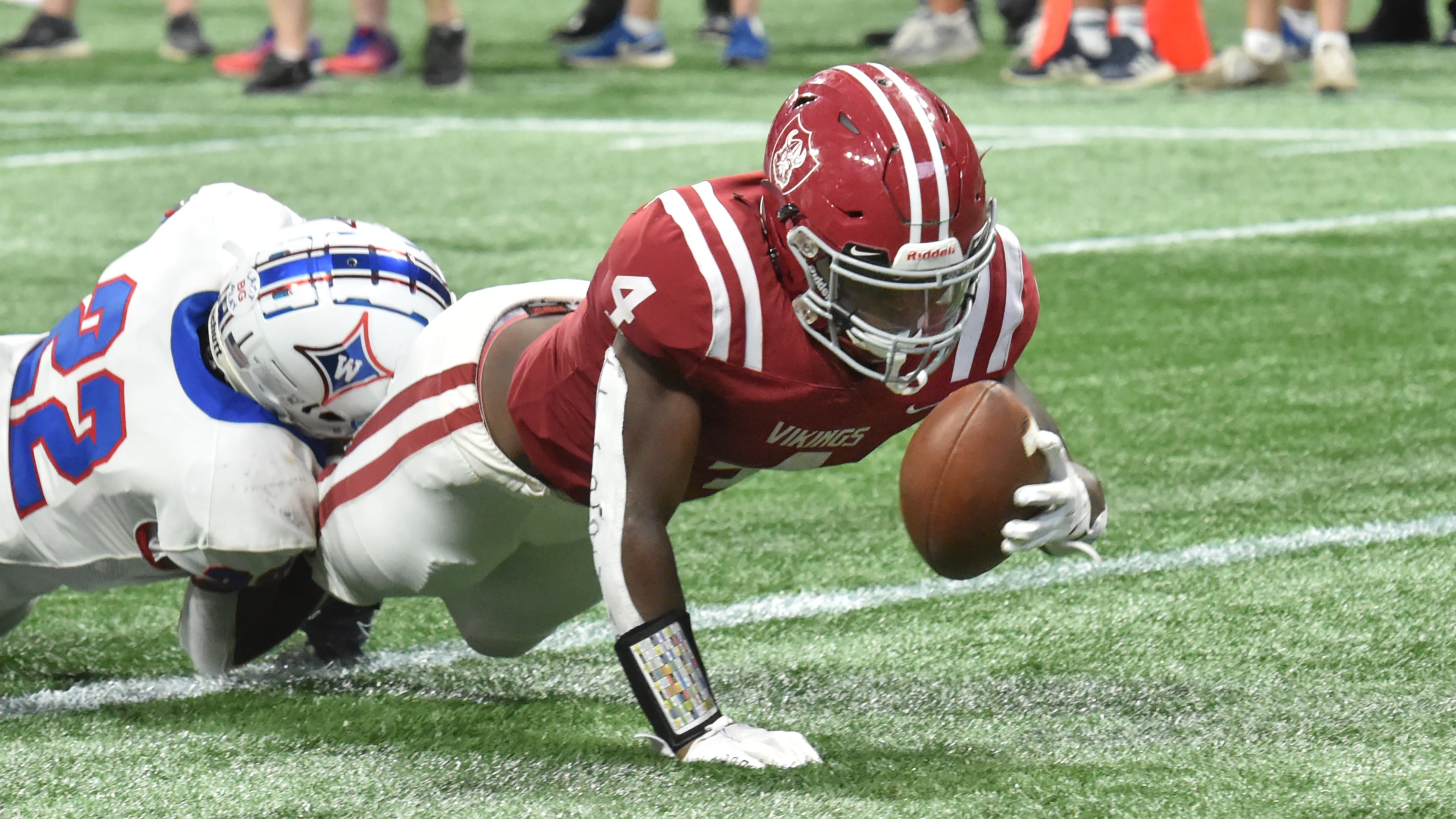 August 21, 2021 Atlanta - Lowndes' Chase Belcher (4) falls into the endzone past Walton's Braylen Stokes (22) for a touchdownduring the 2021 Corky Kell Classic on Saturday, August 21, 2021. Walton won 34-28 over Lowndes in overtime. (Hyosub Shin / Hyosub.Shin@ajc.com)