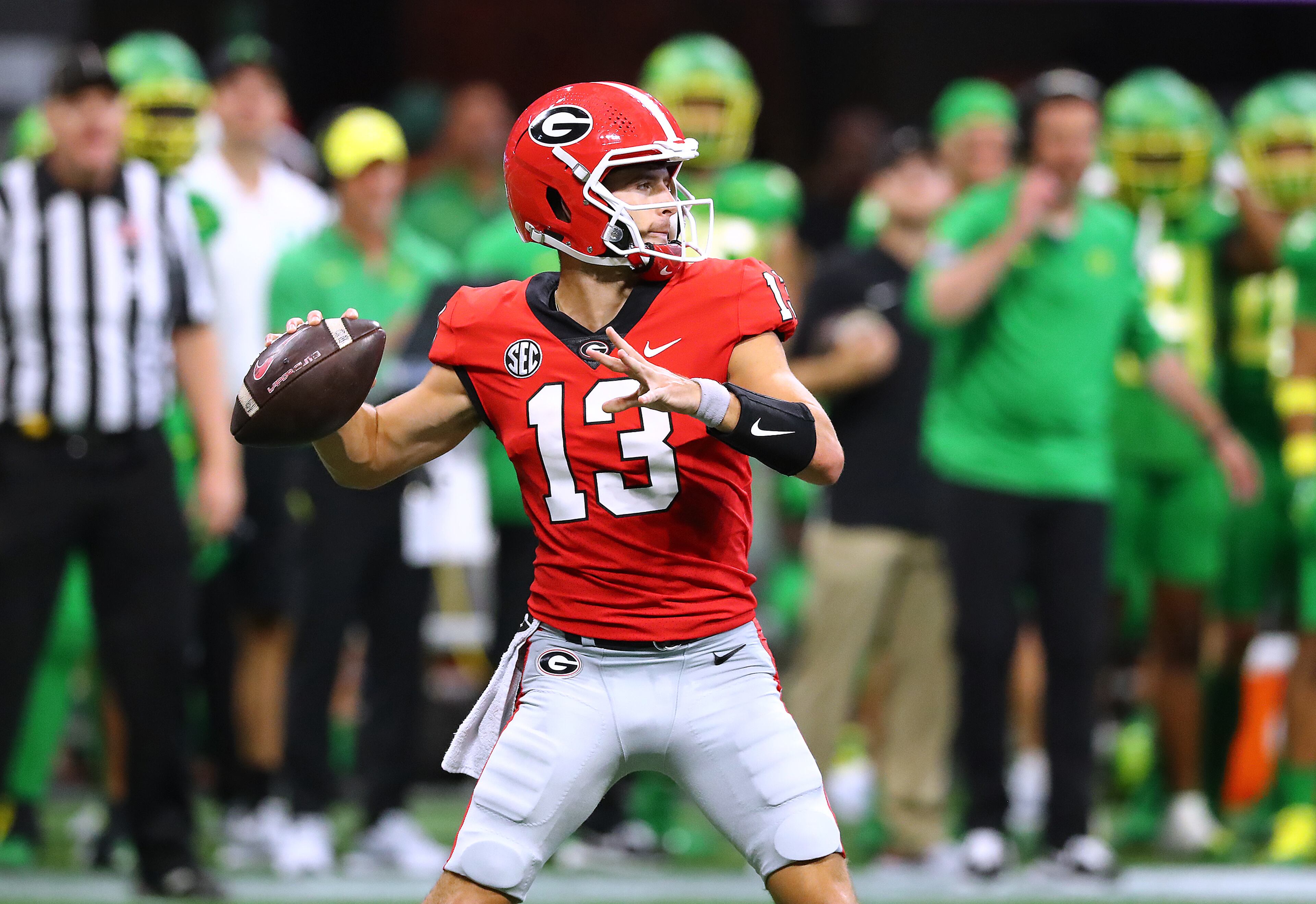 090322 Atlanta: Georgia quarterback Stetson Bennett throws for a first down on a scoring drive against Oregon on the way to a 28-3 lead during the second quarter with Oregon head coach Dan Lanning looking on in a NCAA college football game on Saturday, Sept. 3, 2022, in Atlanta. “Curtis Compton / Curtis Compton@ajc.com