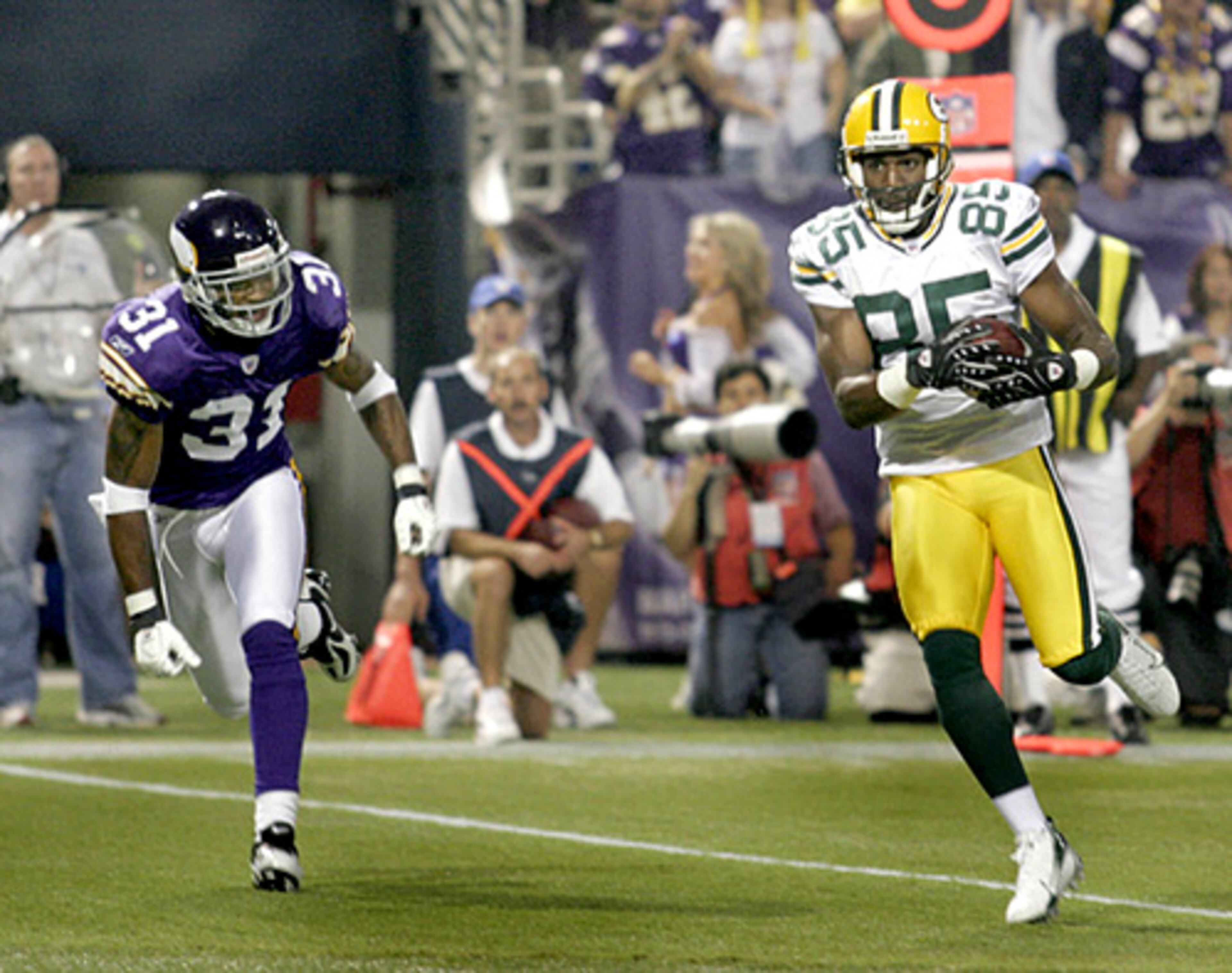 Packers wide receiver Greg Jennings (85) catches a 16-yard touchdown pass from quarterback Brett Favre against Minnesota Vikings defender Marcus McCauley (31).