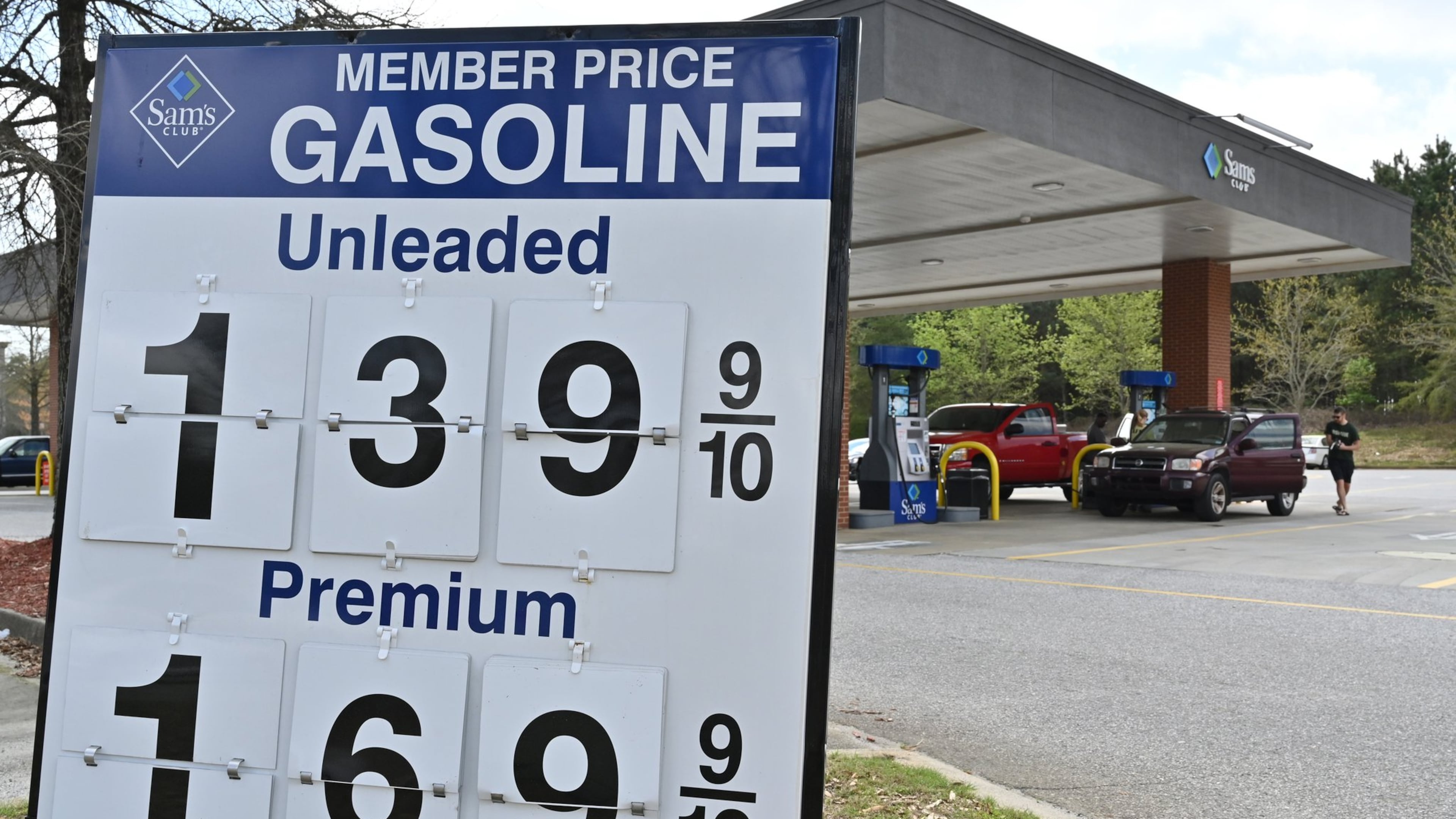 Regular gas at Sam’s Club in Buford near Mall of Georgia dropped to $1.39 a gallon on Saturday, March 28, 2020. Gas prices in metro Atlanta have fallen amid the global coronavirus outbreak. (Hyosub Shin / Hyosub.Shin@ajc.com)