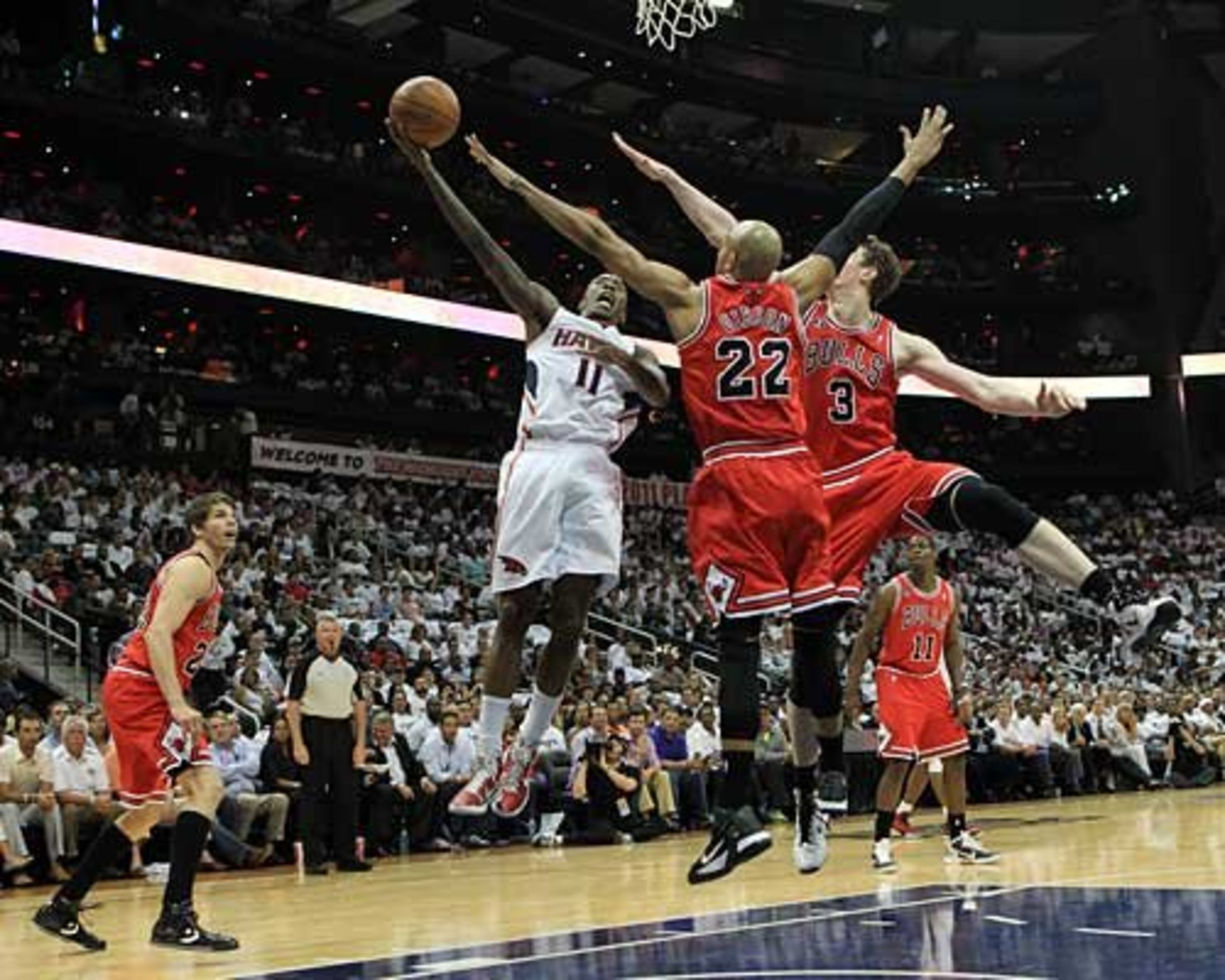 Atlanta's Jamal Crawford fights his way through Bulls defenders for 2 points during 1st half action.