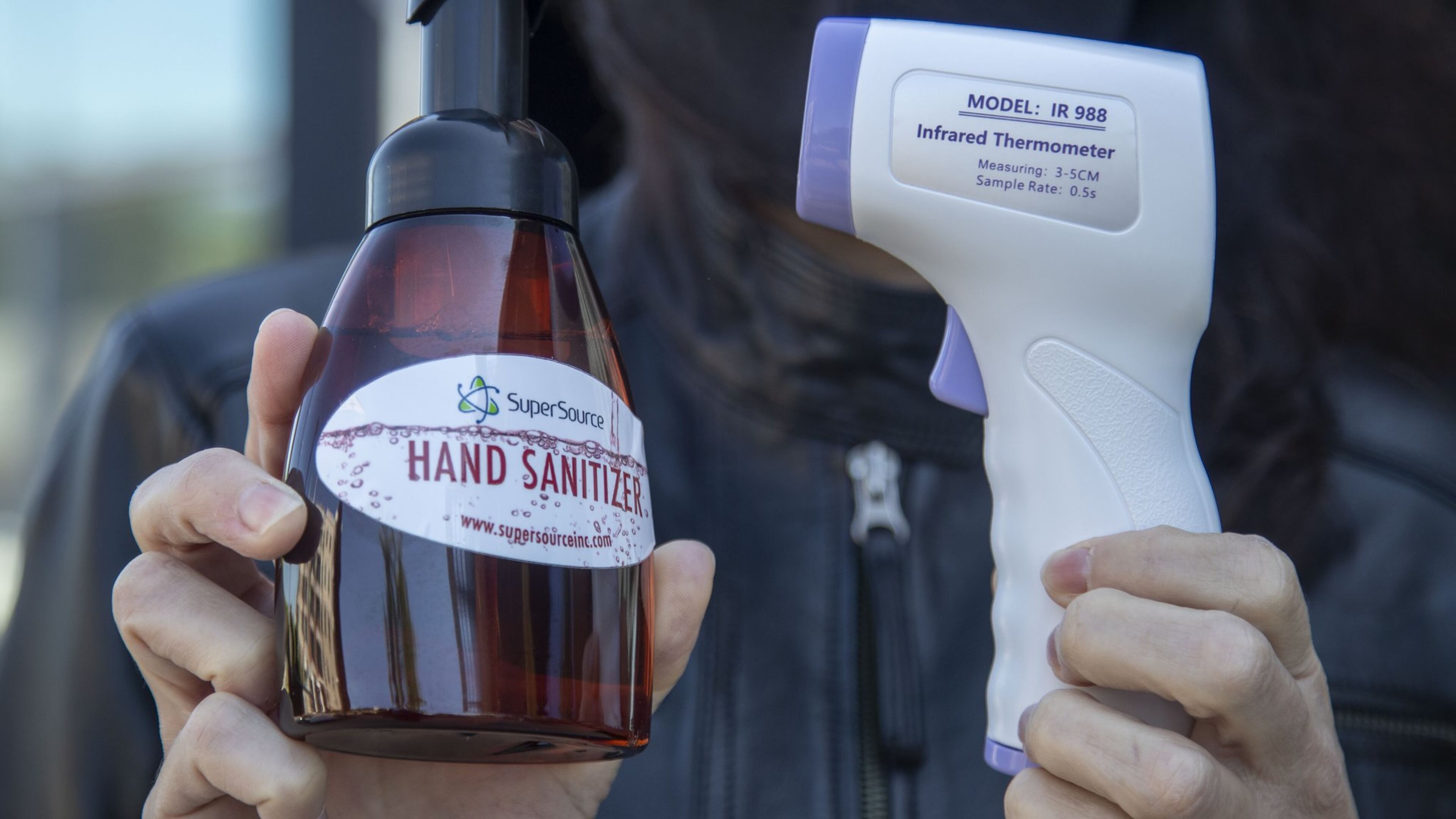 Guests will be asked to sanitize their hands following a forehead thermometer scan by the hostess outside of the Select restaurant and bar in Sandy Springs. ALYSSA POINTER / ALYSSA.POINTER@AJC.COM