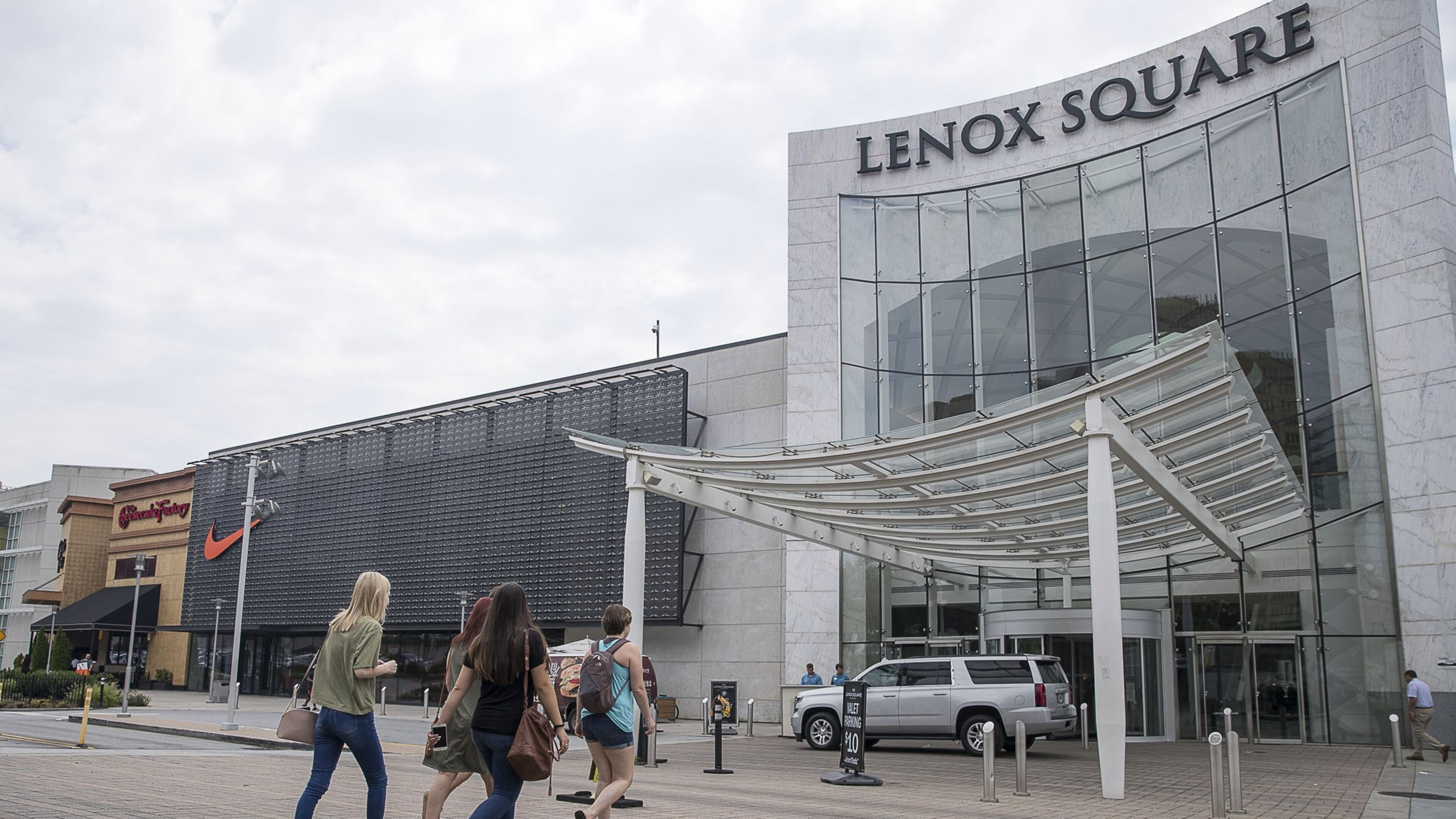 Atlanta malls will have special hours for those looking to get ahead start on those holiday gifts. (Alyssa Pointer/alyssa.pointer@ajc.com)