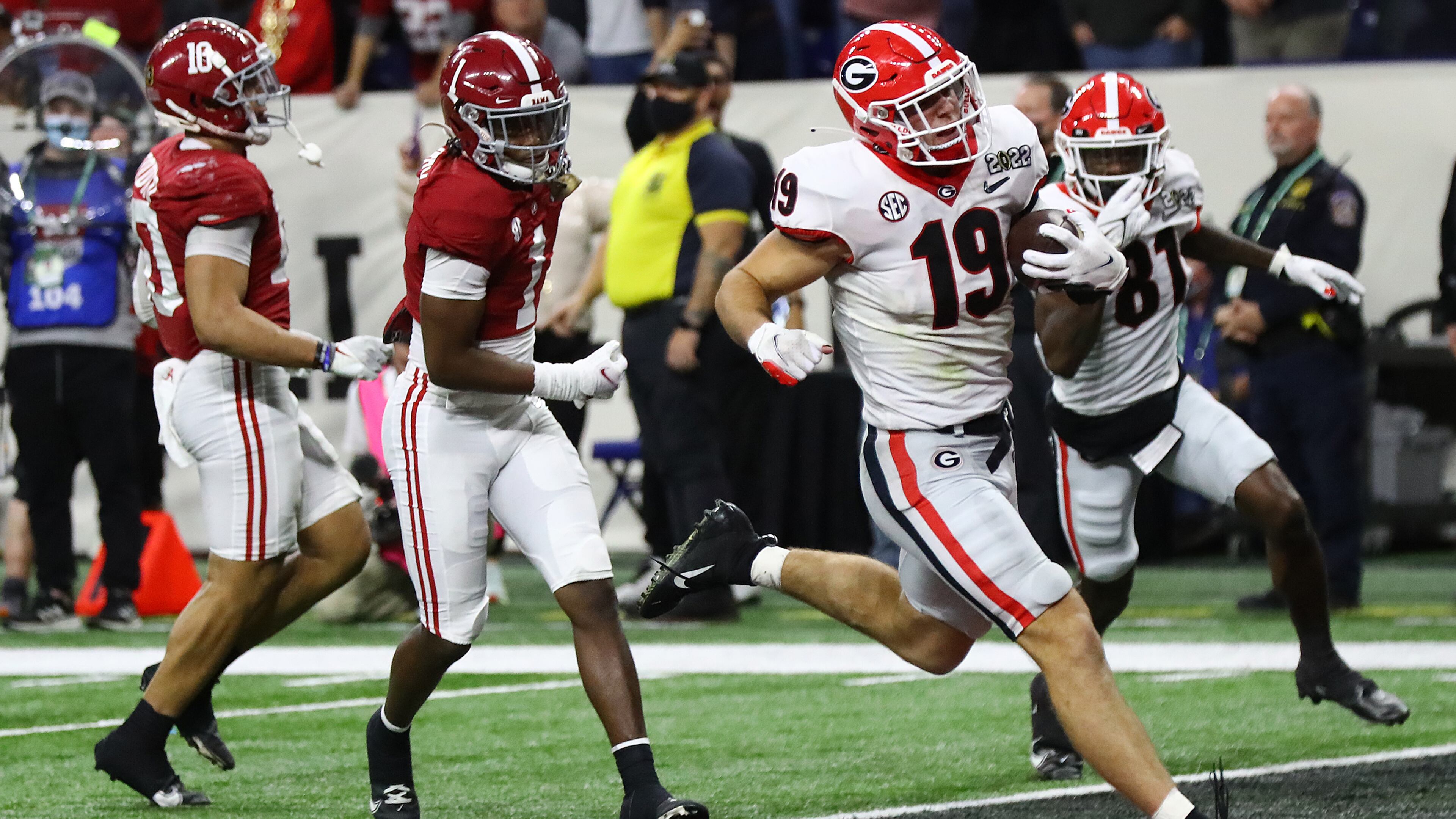 Georgia tight end Brock Bowers scores on a 15-yard pass to take a 26-18 lead over Alabama during the fourth quarter in the College Football Playoff Championship game on Monday, Jan. 10, 2022, in Indianapolis. (Curtis Compton/The Atlanta Journal-Constitution/TNS)
