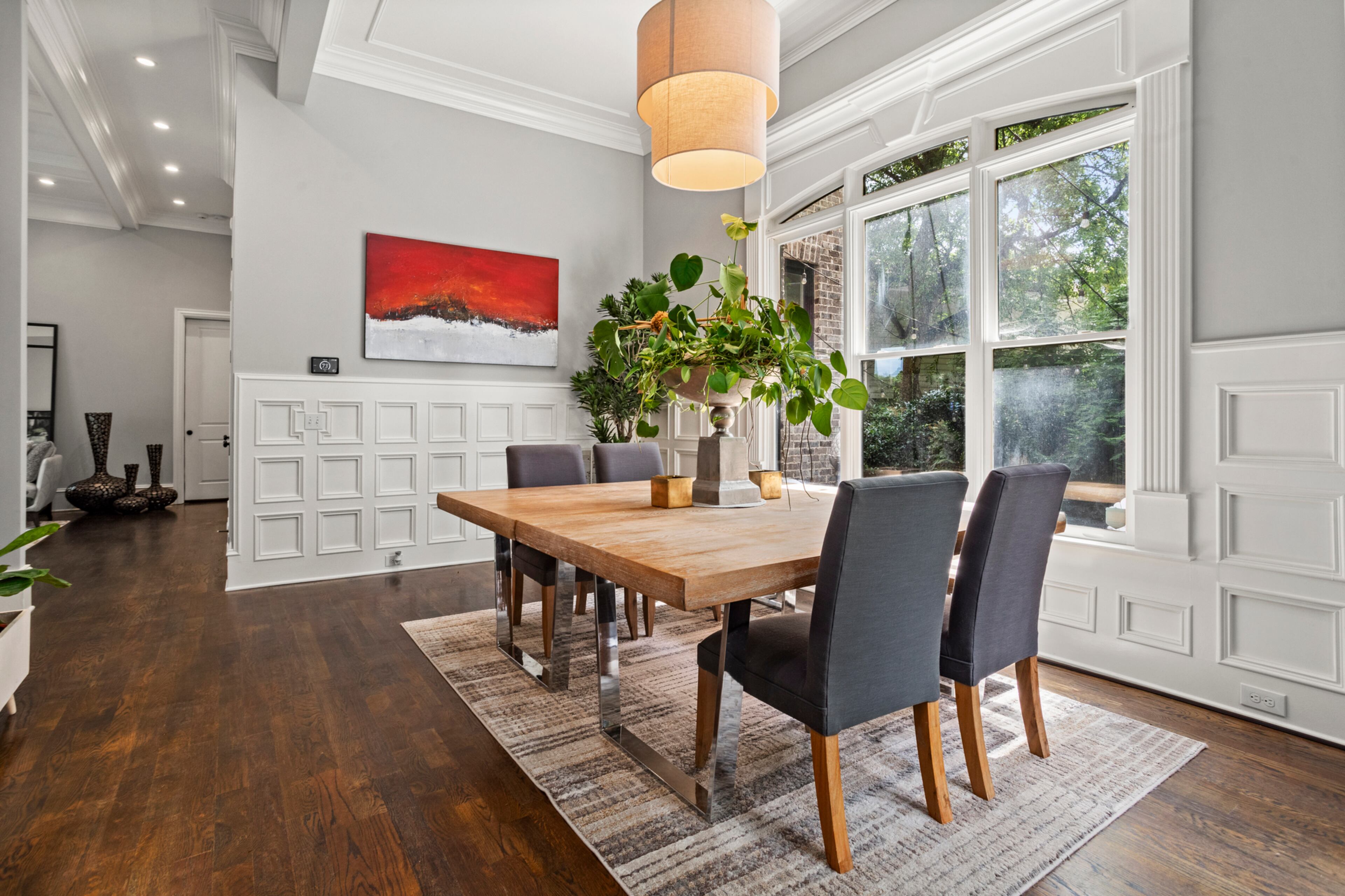 Host large dinner parties with ease. Text by Justin Longenbach