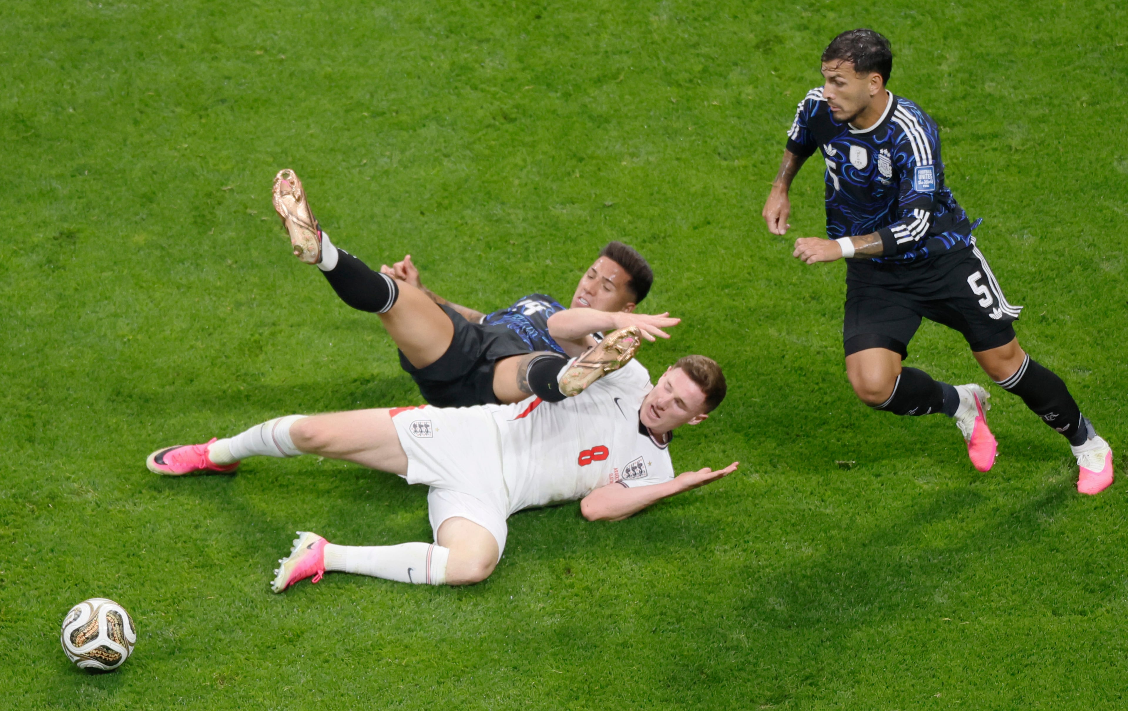 England's Elliot Anderson, front and Argentina's Enzo Fernandez hit the ground fighting for ball during first half of Argentina vs. England FIFA World Cup Semifinal match at Atlanta Stadium (Mercedes-Benz Stadium) on Wednesday, July 15, 2026. (Miguel Martinez/AJC)