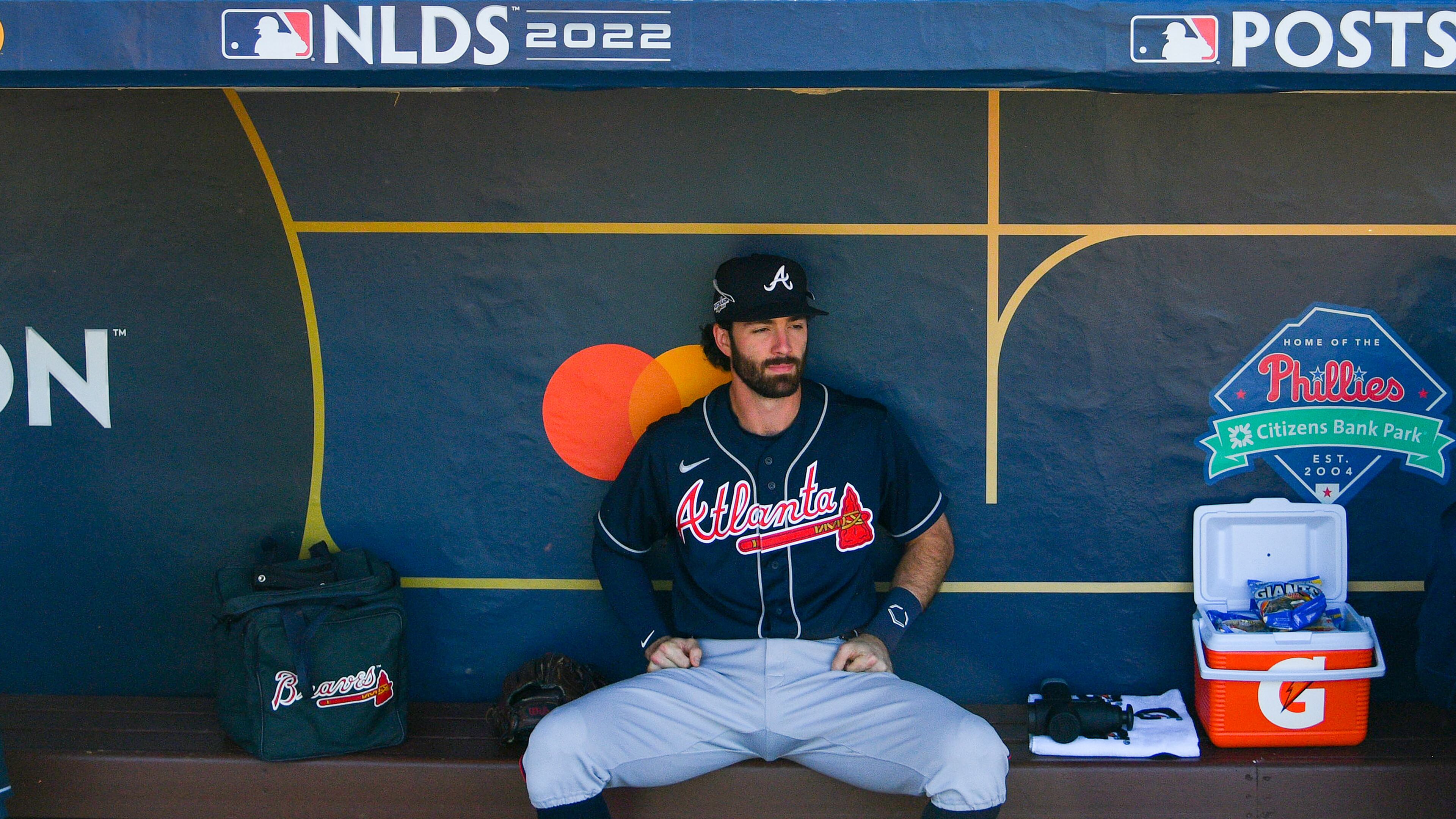 Free-agent shortstop Dansby Swanson still is pondering his options whether to re-sign with the Braves or to join another team. (Hyosub Shin / Hyosub.Shin@ajc.com)