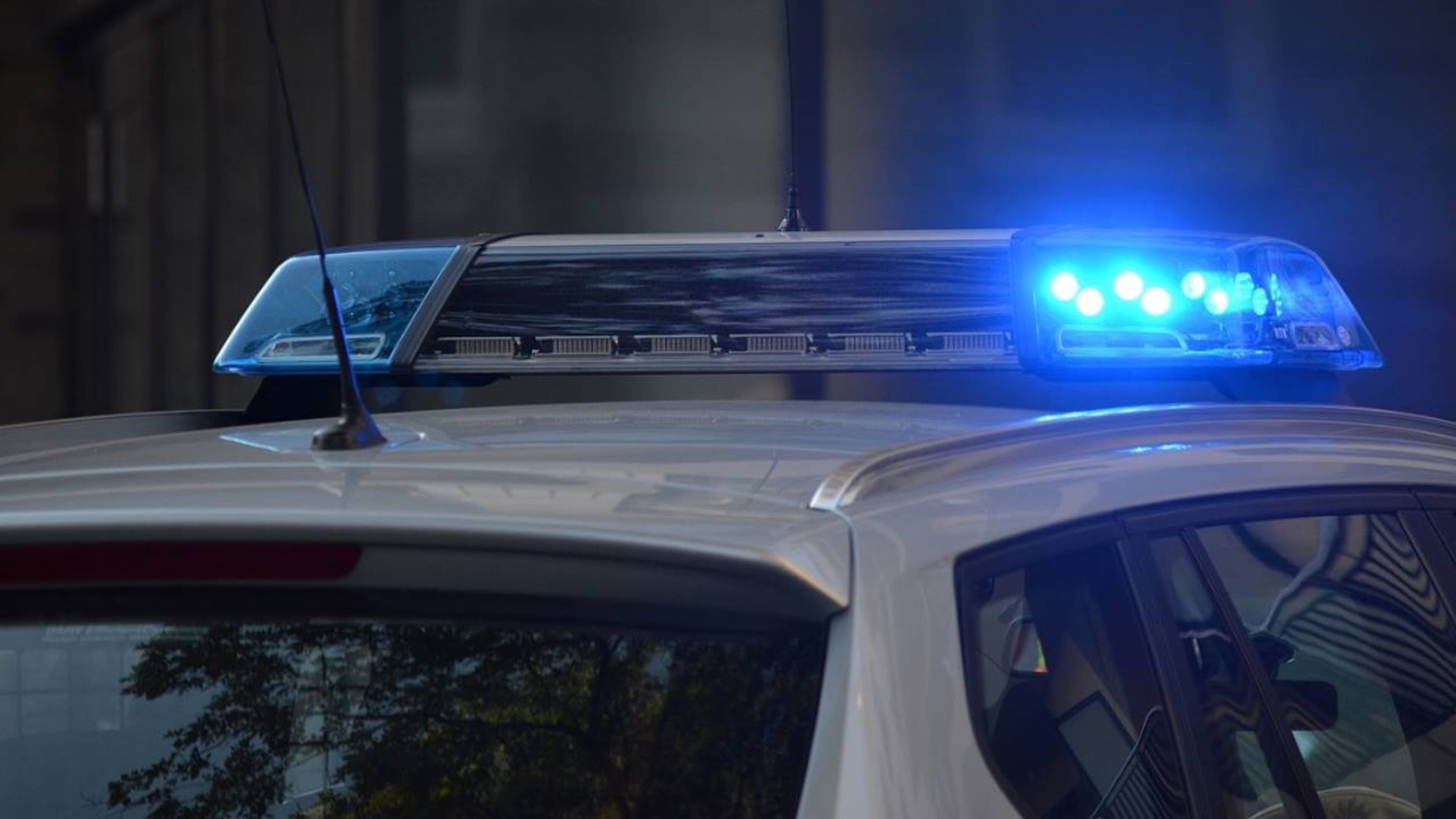 A police officer was dragged 30 meet while trying to arrest a woman.