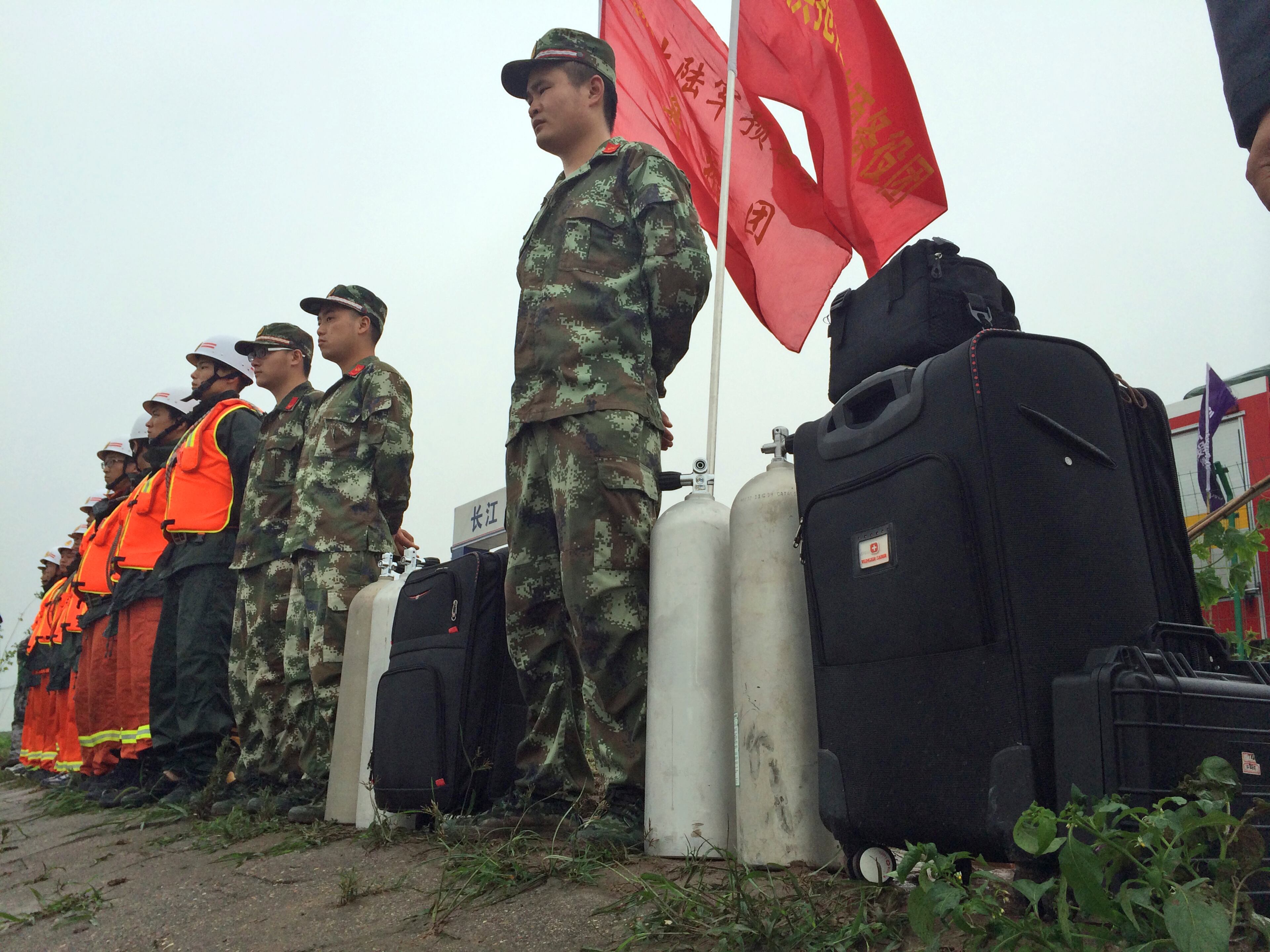 Rescue workers prepare to head out on boats on the Yangtze River to search for missing passengers after a ship capsized in central China's Hubei province June 2, 2015. The passenger ship carrying more than 450 people sank overnight in the Yangtze River during a storm in southern China, the official Xinhua News Agency reported Tuesday.