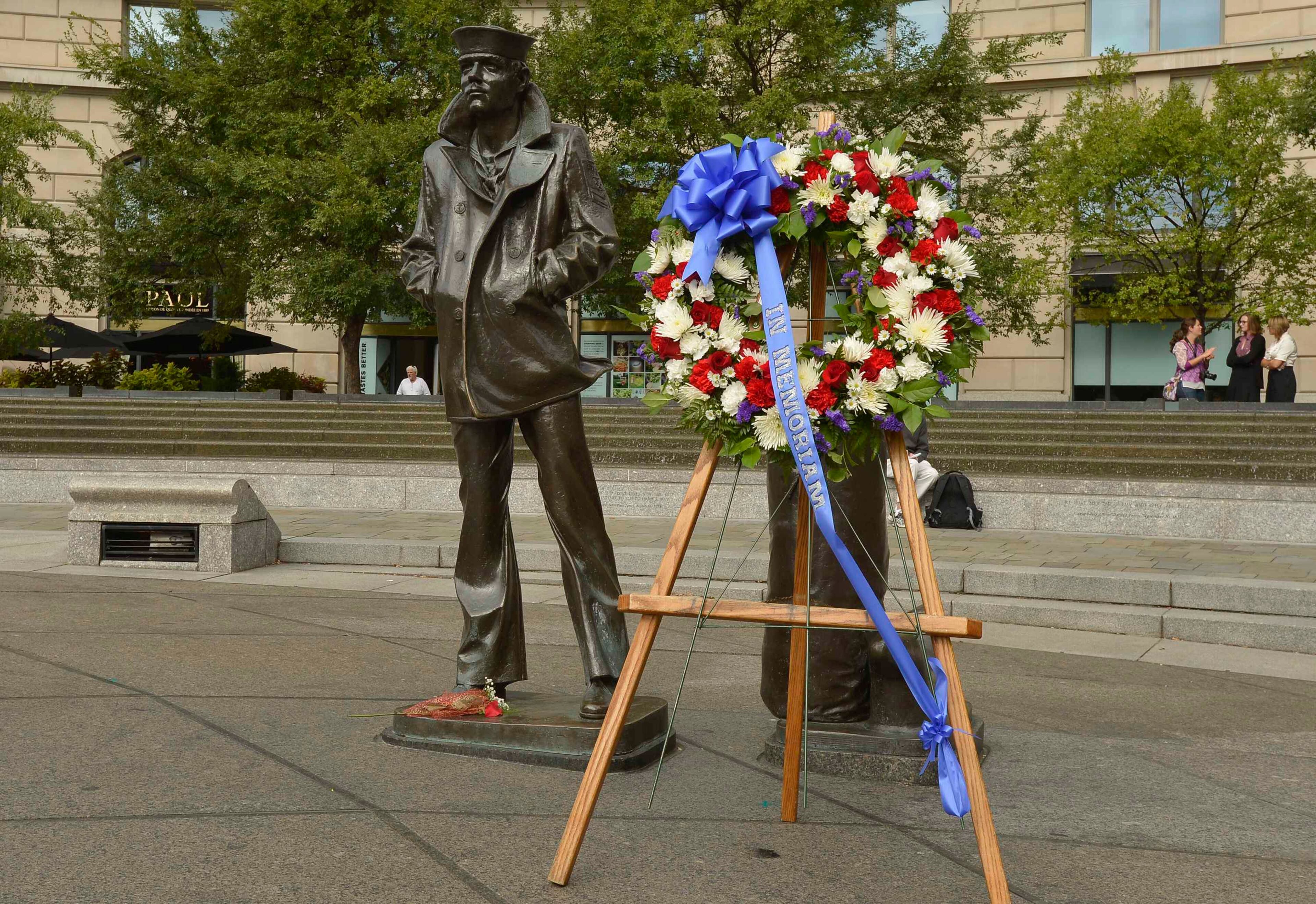 A wreath is left after a ceremony by military leaders, to honor the victims of the attack at the Navy Yard, at the Navy Memorial in Washington, September 17, 2013. Washington authorities questioned on Tuesday how a U.S. military veteran with a history of violence and mental problems could have gotten clearance to enter a Navy base where he killed 12 people before police shot him dead. The suspect, Aaron Alexis, 34, a Navy contractor from Fort Worth, Texas, entered Washington Navy Yard on Monday morning and opened fire, spreading panic at the base just a mile and a half (2.5 km) from the U.S. Capitol and three miles (4.8 km) from the White House. REUTERS/Mike Theiler