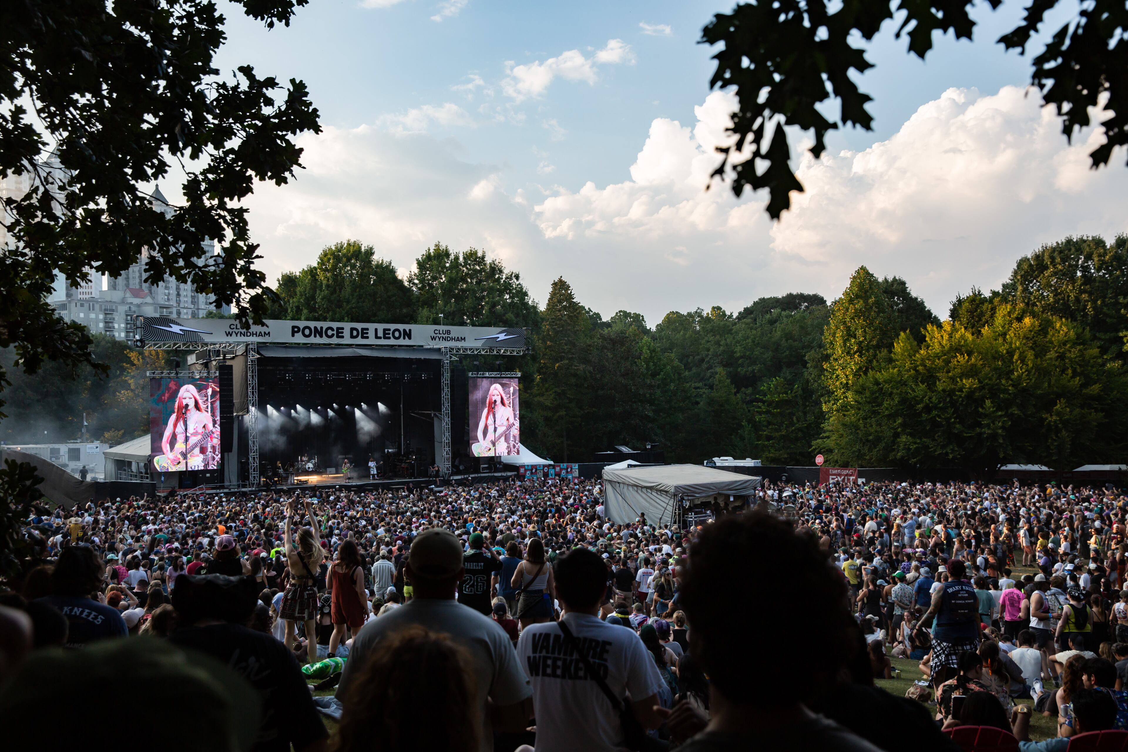 Atlanta, Ga. — British indie rockers Wet Leg drew a huge crowd on Sunday evening, Sept. 21, 2025, at Piedmont Park. Lead singer Rhian Teasdale showed why she’s become a standout star over the past year. (RYAN FLEISHER FOR THE ATLANTA JOURNAL-CONSTITUTION)