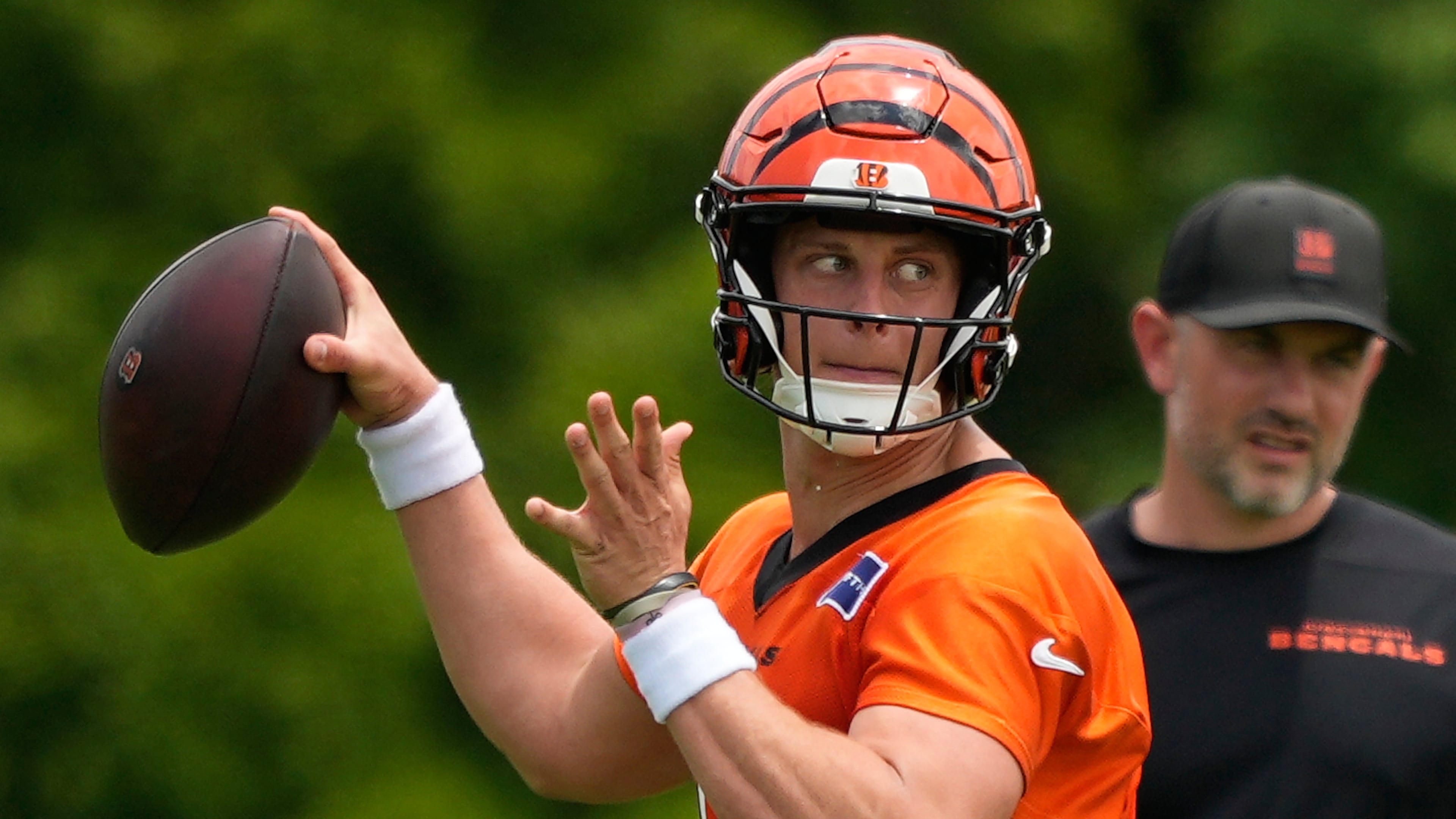 Cincinnati Bengals' quarterback Joe Burrow throws a pass during the NFL football team's practice in Cincinnati, Tuesday, June 9, 2026. (AP Photo/Carolyn Kaster)