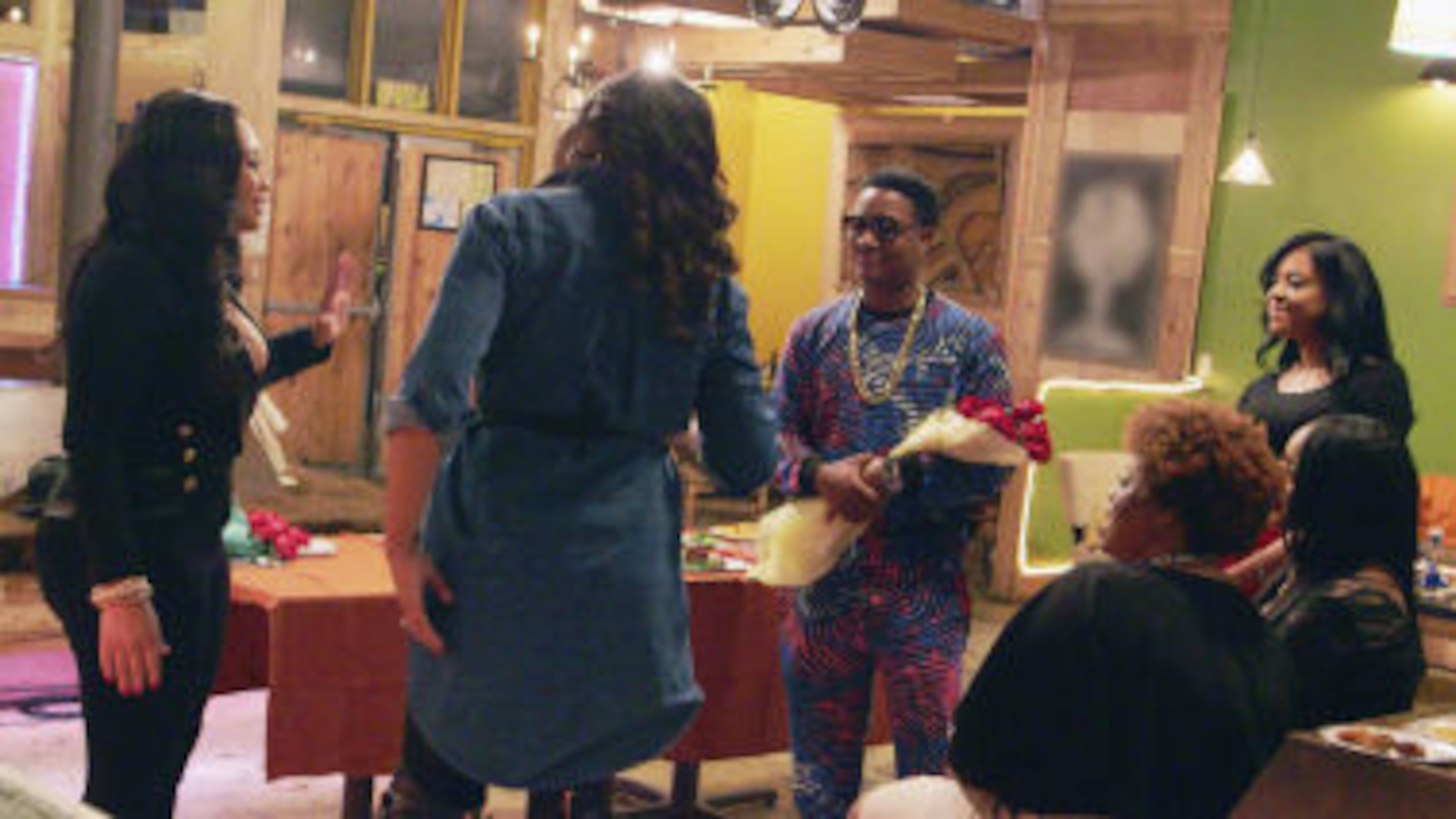 Young Joc brings Khadiyah to the meeting of his baby mamas. All does not go well. CREDIT: VH1