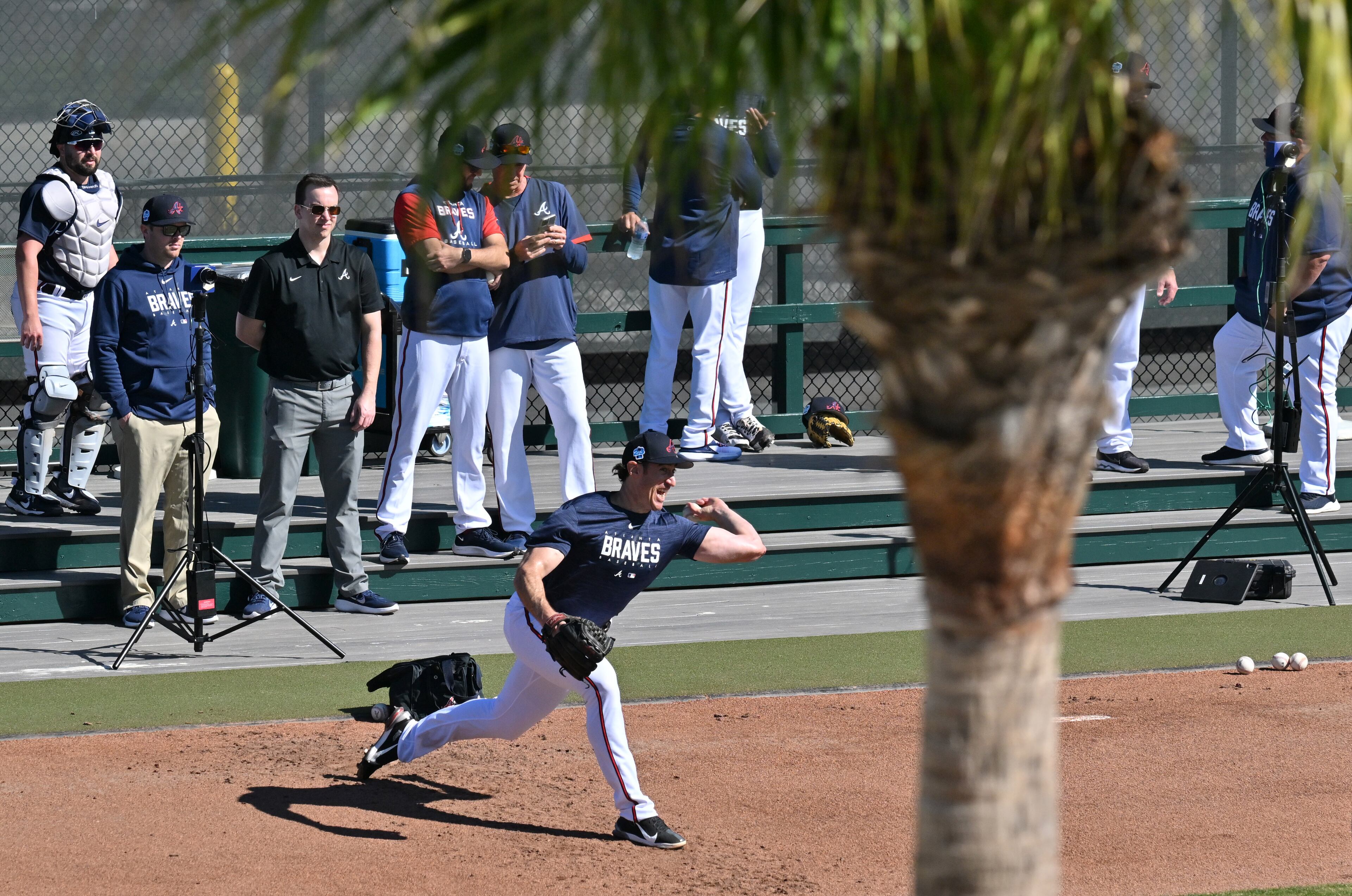 Braves pitchers tune up their arms. (Hyosub Shin / Hyosub.Shin@ajc.com)