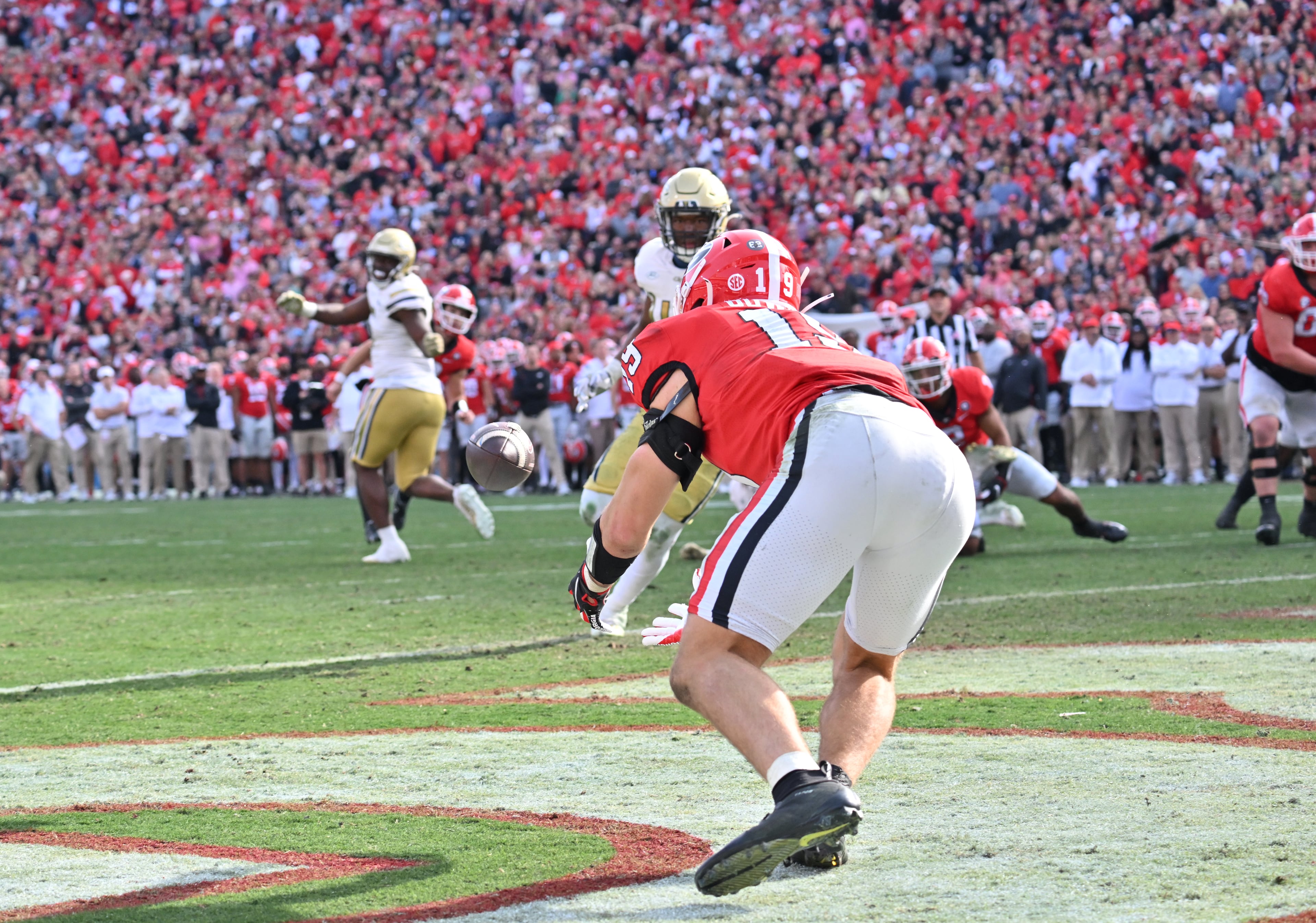 Georgia's tight end Brock Bowers (19) catches a touchdown pass in the end zone during the second half in an NCAA football game at Sanford Stadium in Athens on Saturday, November 26, 2022. Georgia won 37-14 over Georgia Tech. (Hyosub Shin / Hyosub.Shin@ajc.com)