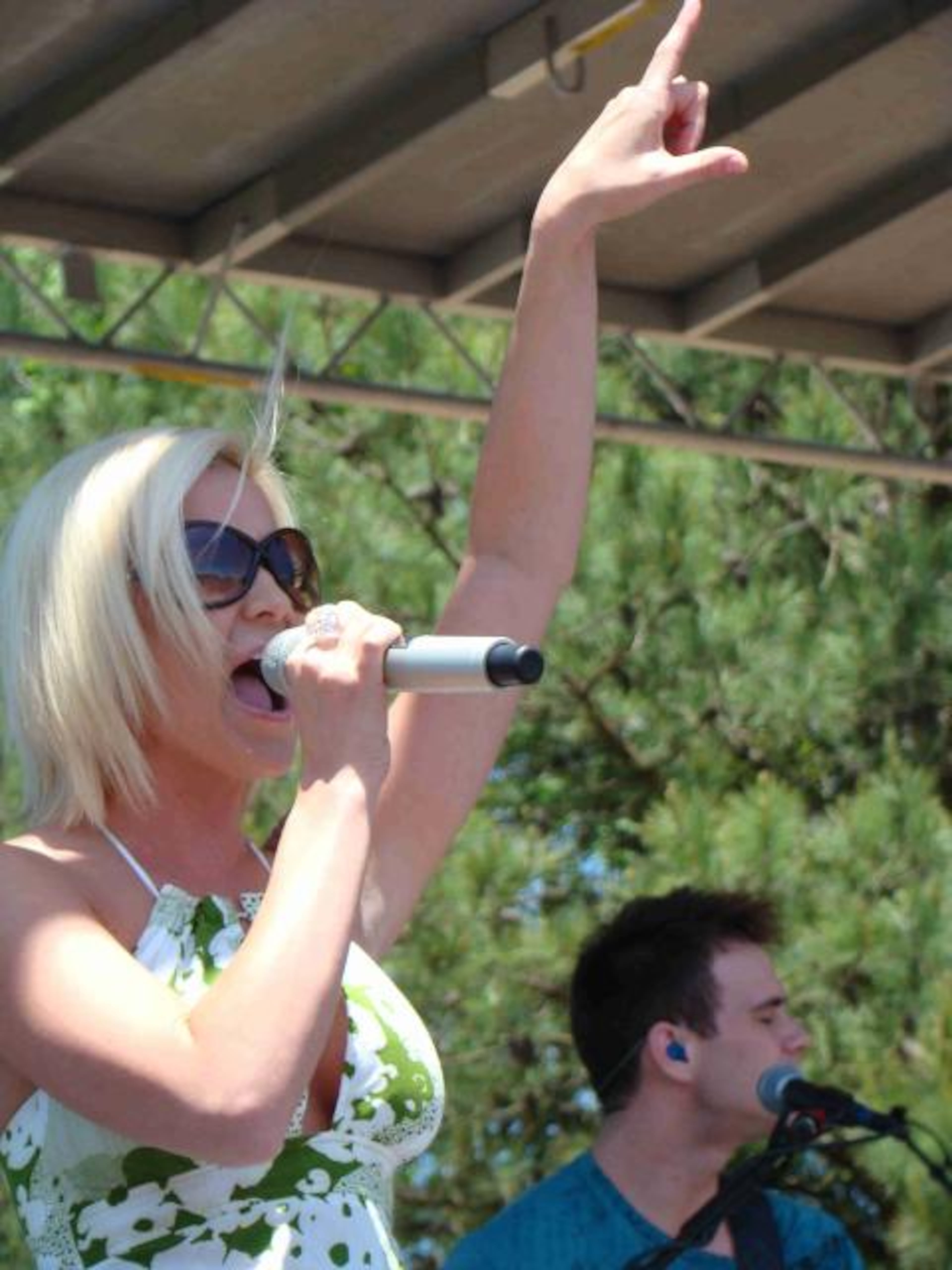 Kellie Pickler performing at Etowah High School in May of 2008. CREDIT: Rodney Ho/ rho@ajc.com