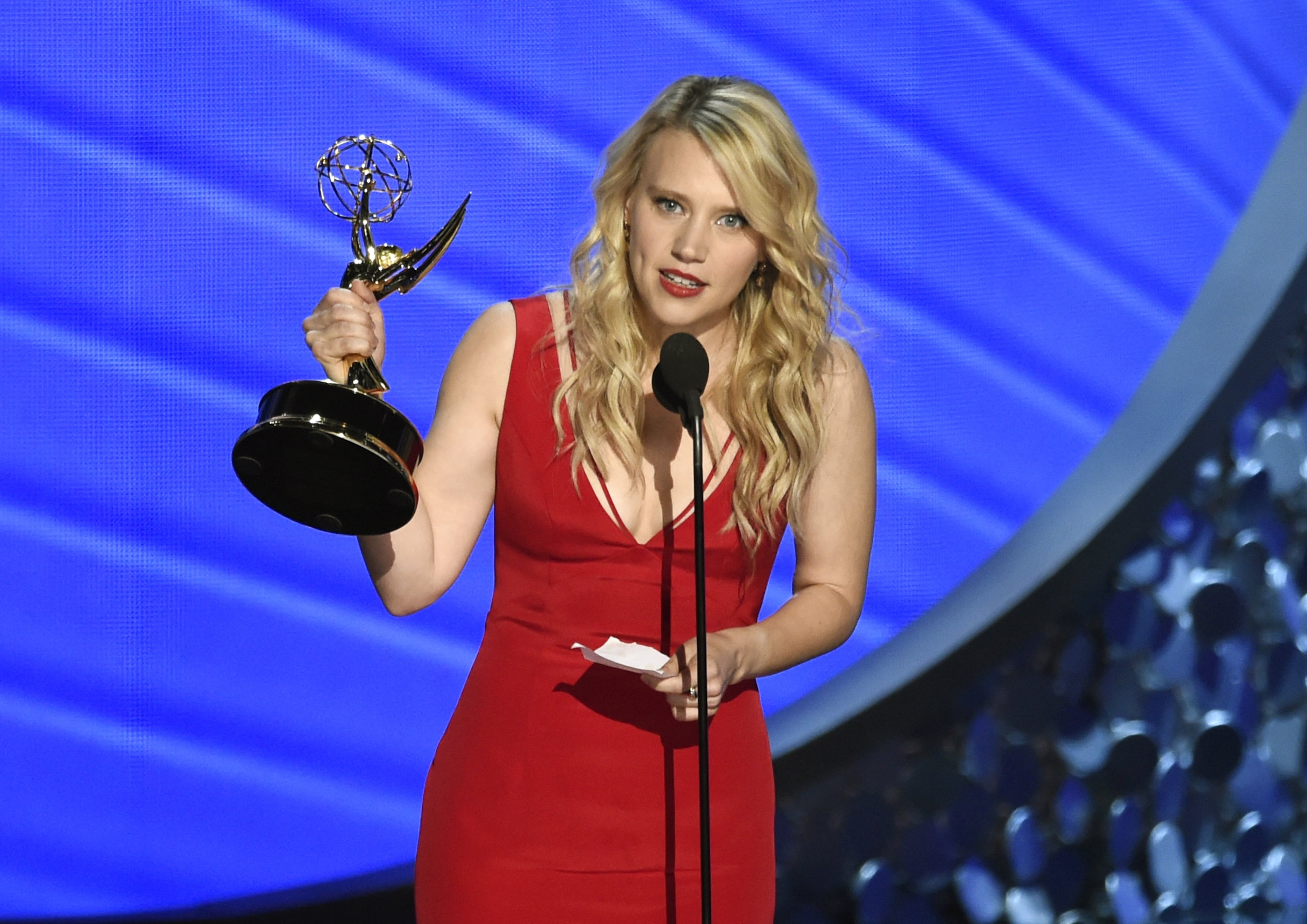 Kate McKinnon accepts the award for outstanding supporting actress in a comedy series for "Saturday Night Live" at the 68th Primetime Emmy Awards on Sunday, Sept. 18, 2016, at the Microsoft Theater in Los Angeles. (Photo by Chris Pizzello/Invision/AP)