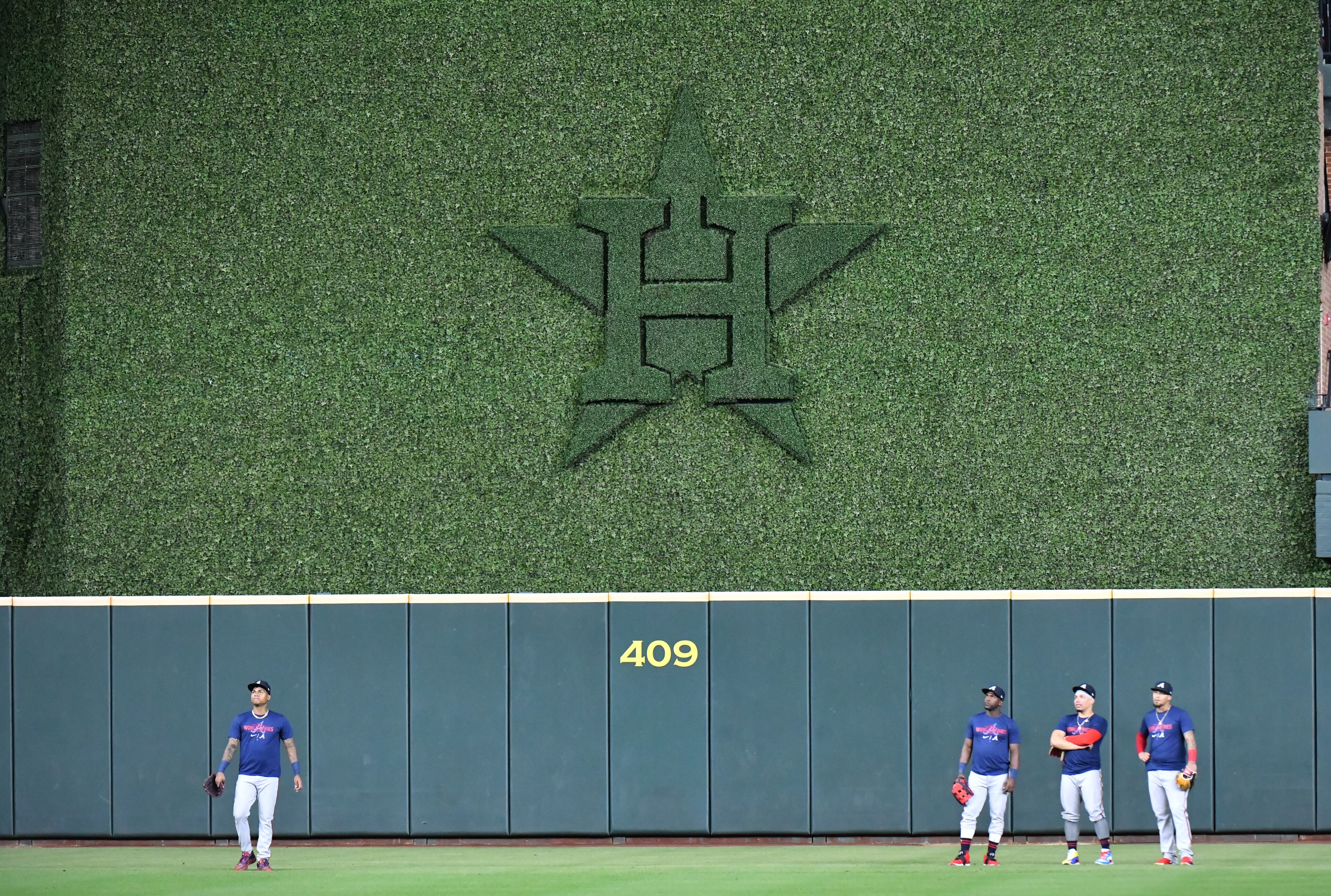 October 25, 2021 Houston, Texas - Atlanta Braves players on the field during workout in preparation for Game 1 of baseball's World Series against Houston Astros at Minute Maid Park in Houston on Monday, October 25, 2021. (Hyosub Shin / Hyosub.Shin@ajc.com)