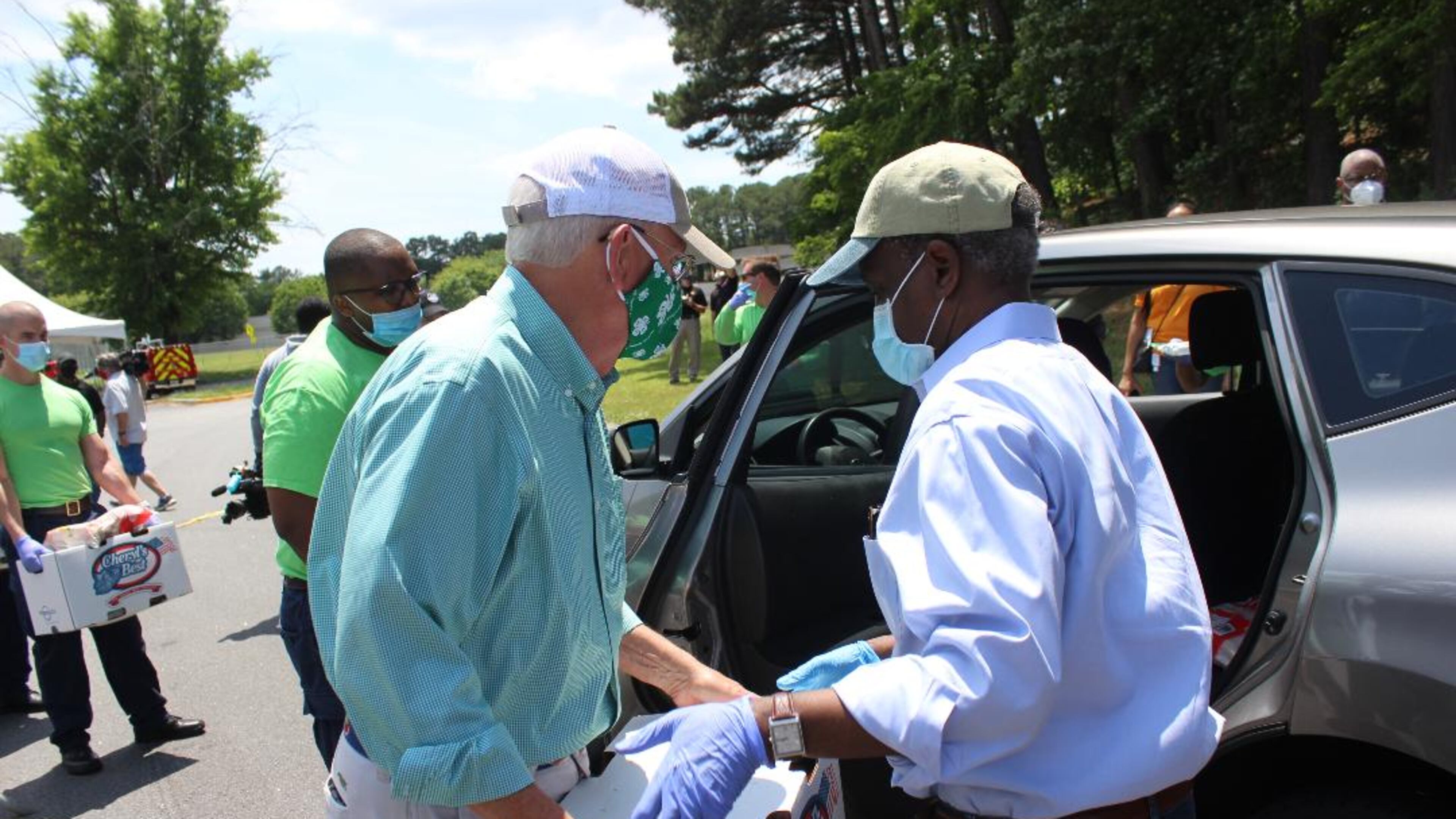 DeKalb County CEO Michael Thurmond and Georgia Agriculture Commissioner Gary Black at a DeKalb County grocery giveaway.