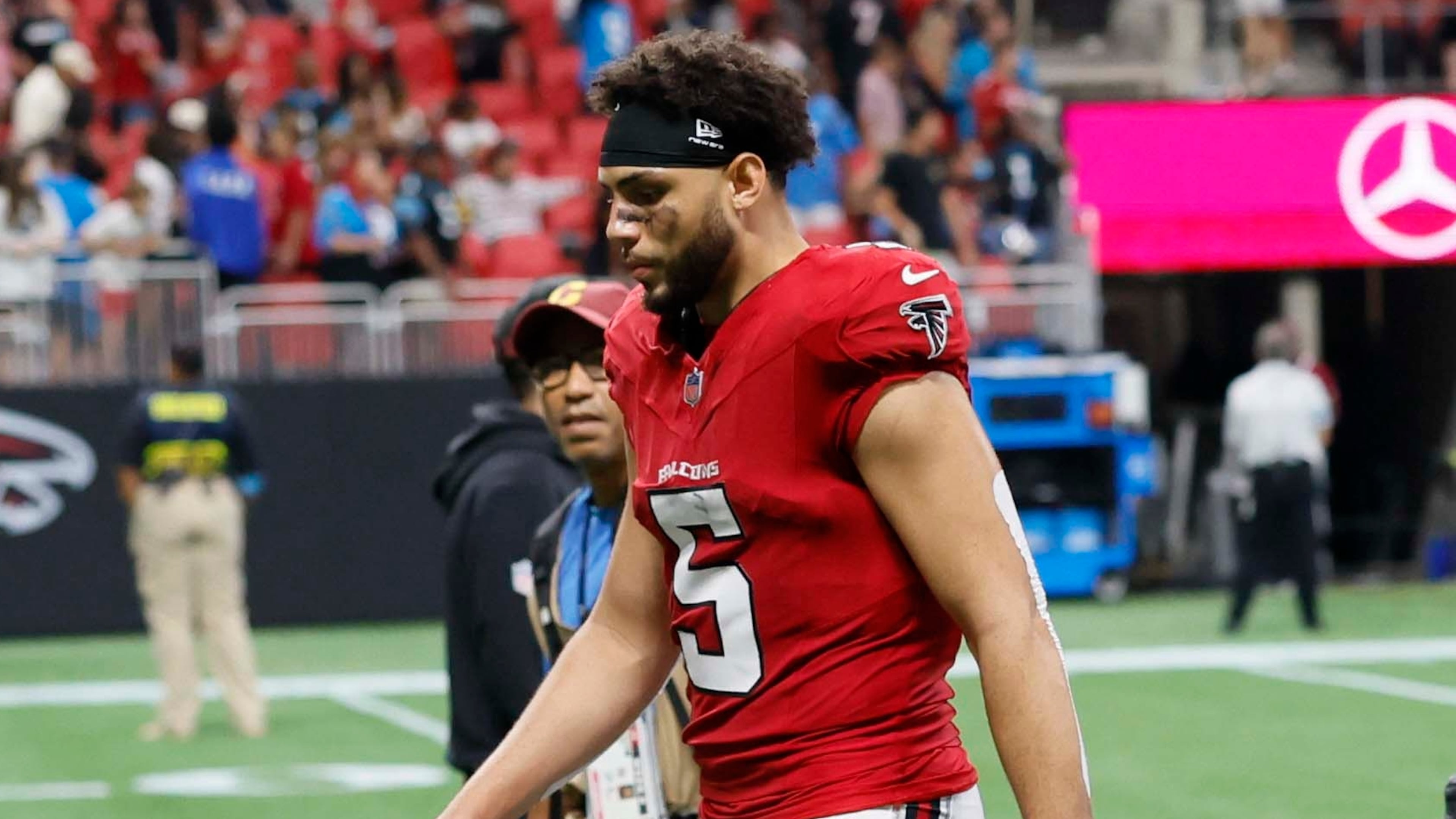 Atlanta Falcons wide receiver Drake London walks off the field with his head down after losing 34-3 to the Carolina Panthers at Mercedes-Benz Stadium in Atlanta on Sunday, Sept. 20, 2026. (Miguel Martinez/AJC)