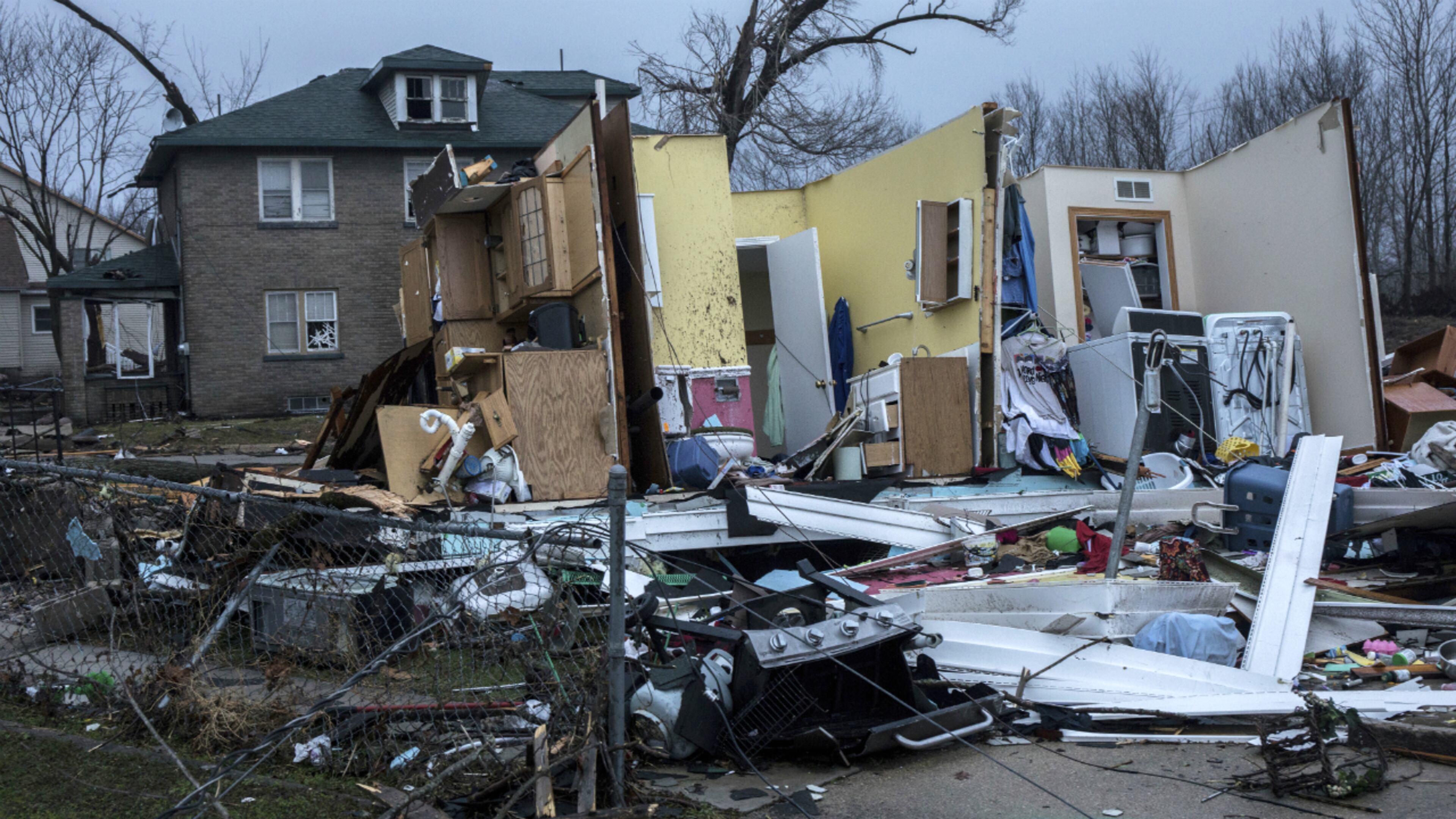 Tornado damage is seen in Naplate, Illinois, on Wednesday, March 1, 2017. (Zbigniew Bzdak/Chicago Tribune via AP)
