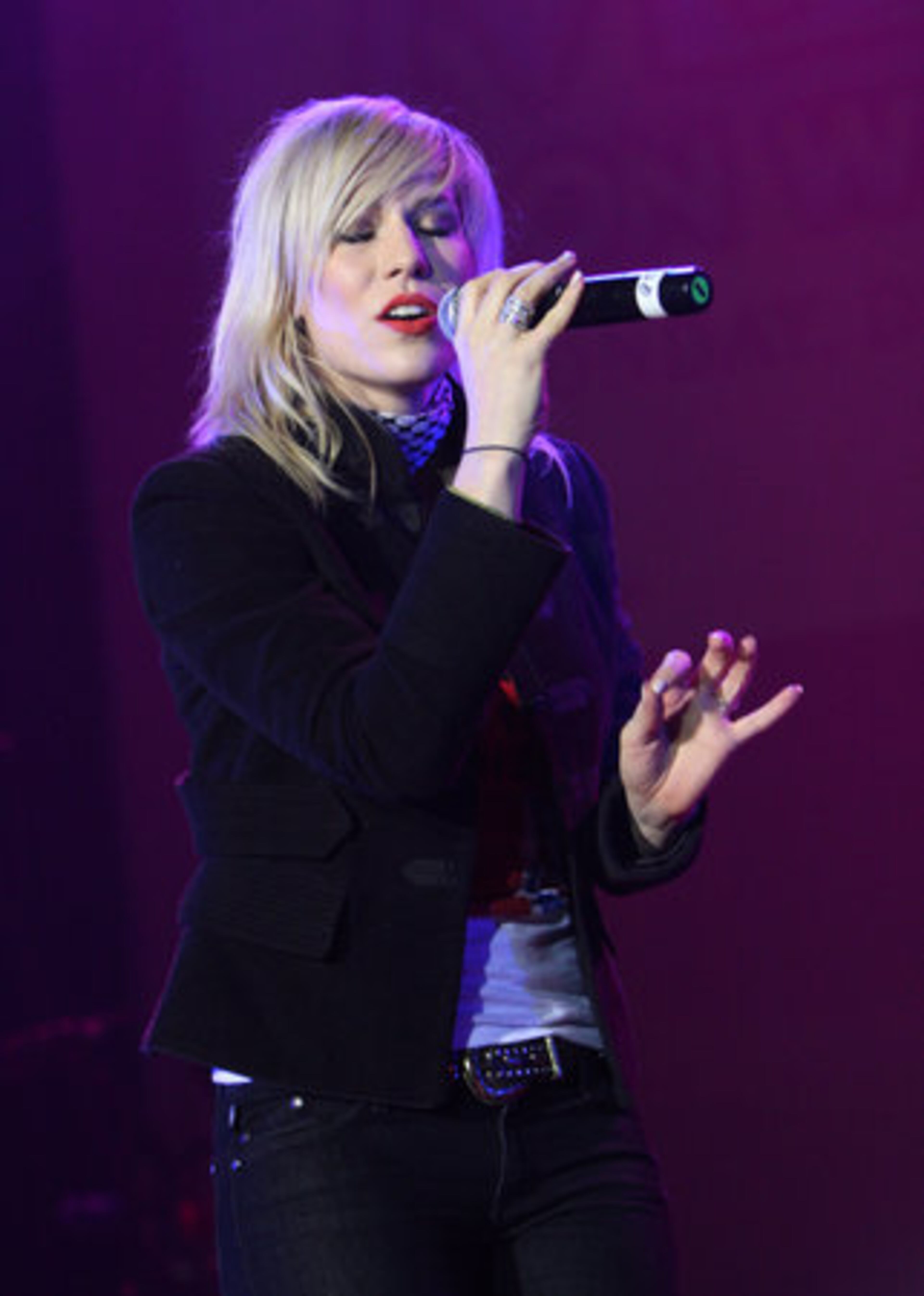 Natasha Bedingfield sings her hit "Pocketful Of Sunshine."