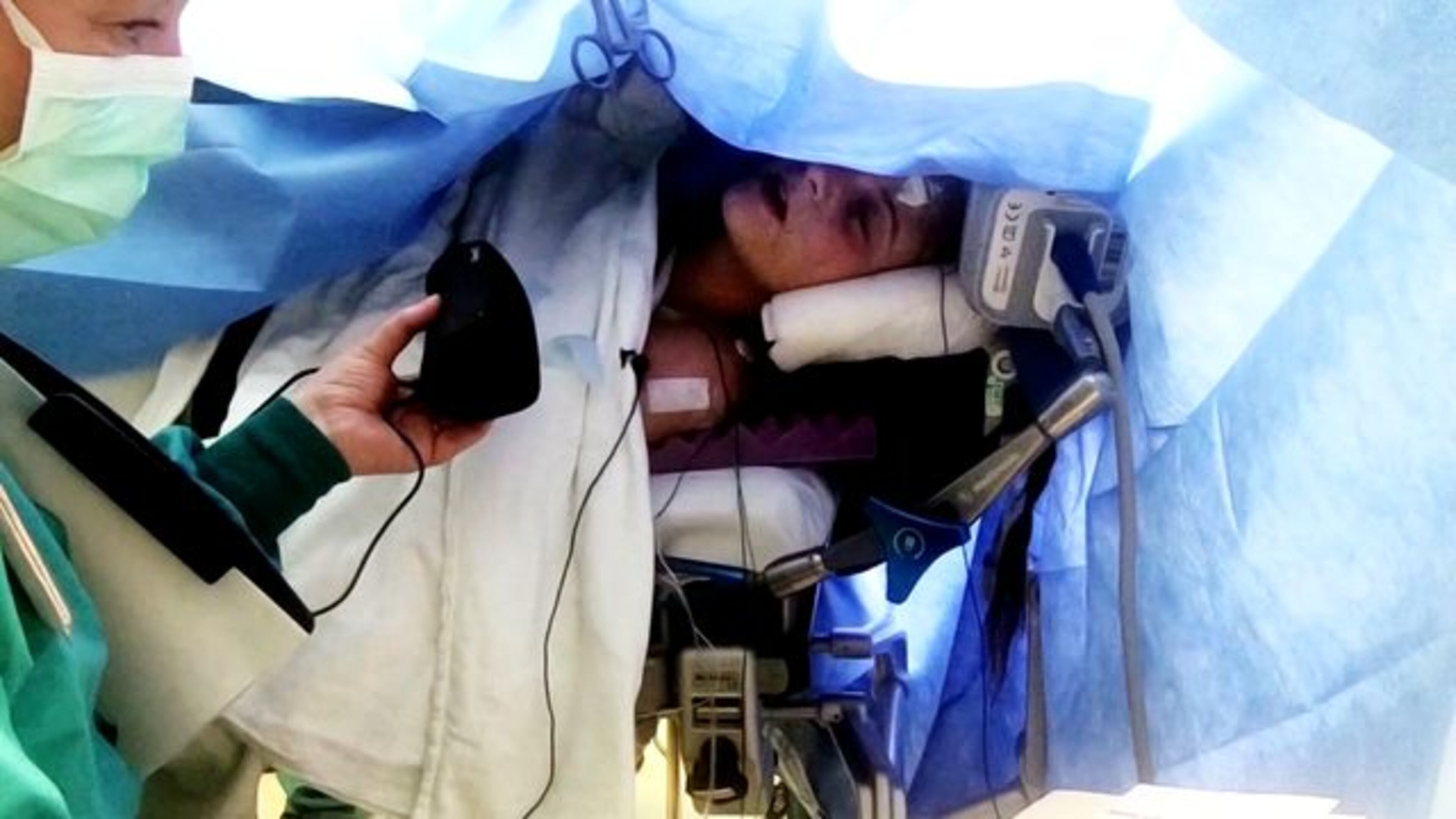 Kira Iaconetti, 19, singing during her brain surgery. (Photo: Seattle Children’s Hospital)