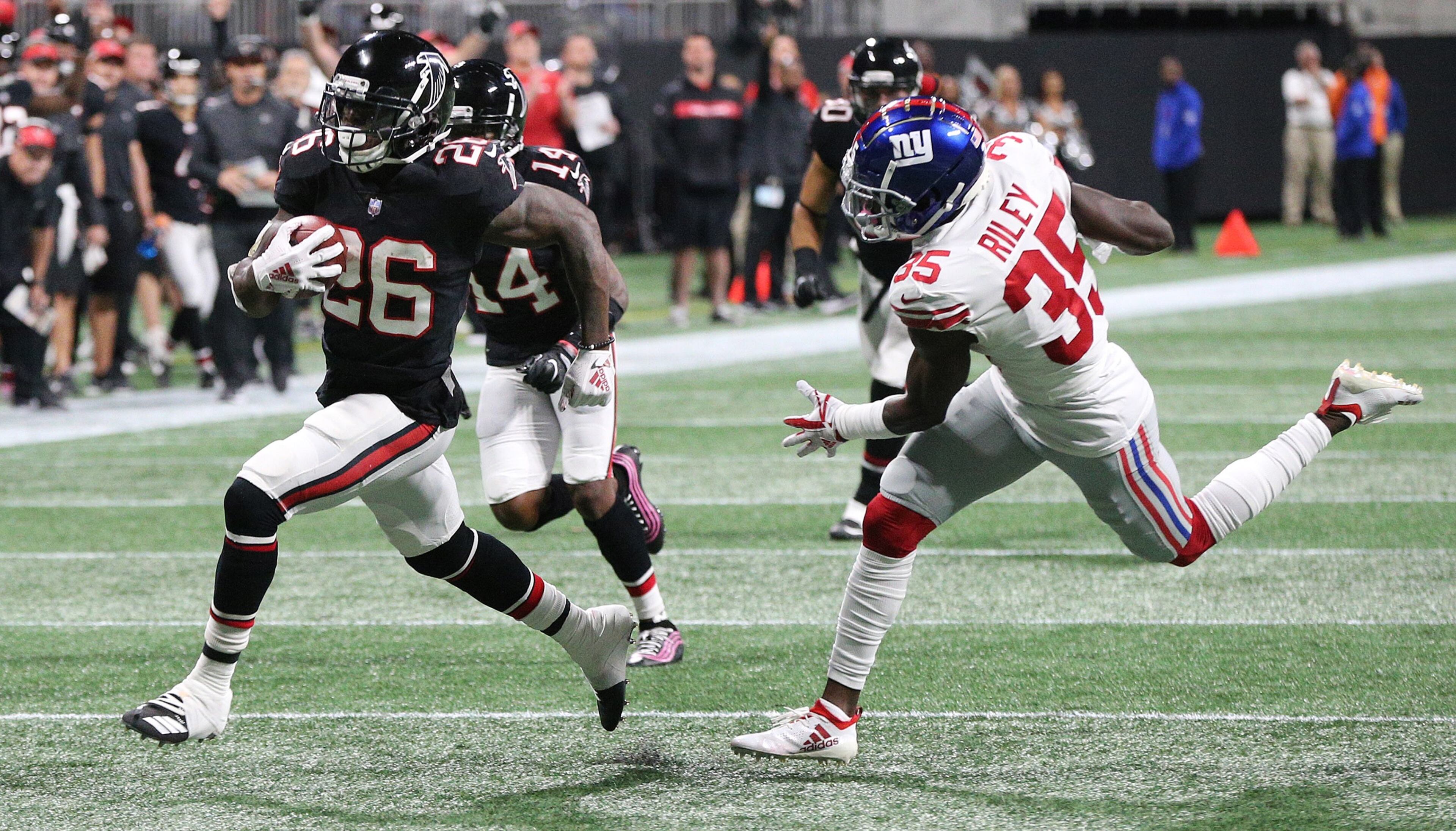 October 22, 2018 Atlanta: Atlanta Falcons running back Tevin Coleman breaks away from New York Giants safety Curtis Riley for a touchdown and a 20-6 lead during the fourth quarter in a NFL football game on Monday, Oct 22, 2018, in Atlanta. Curtis Compton/ccompton@ajc.com