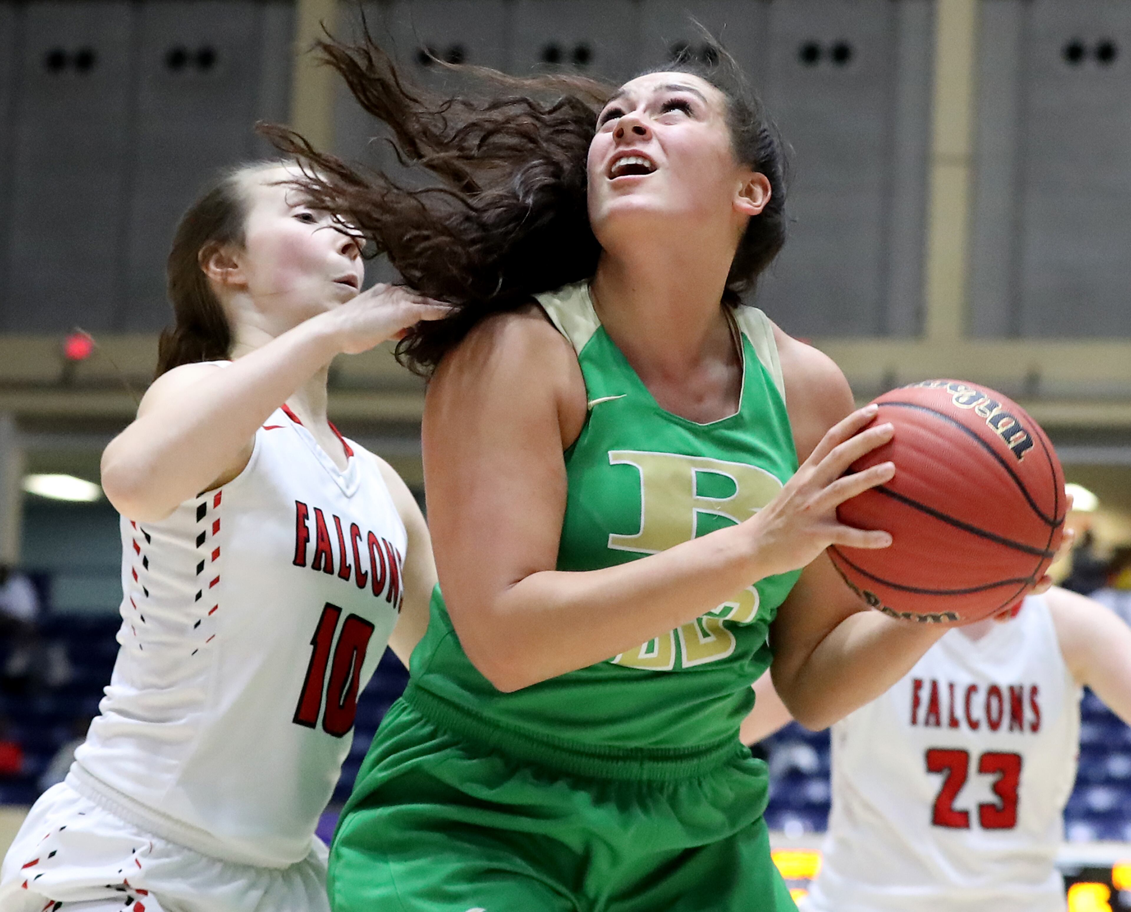 March 8, 2018 Macon: Buford wing Audrey Weiner looks to shoot over Flowery Branch guard Ashley Scott in their GHSA state basketball championship game on Thursday, March 8, 2018, in Macon. Curtis Compton/ccompton@ajc.com