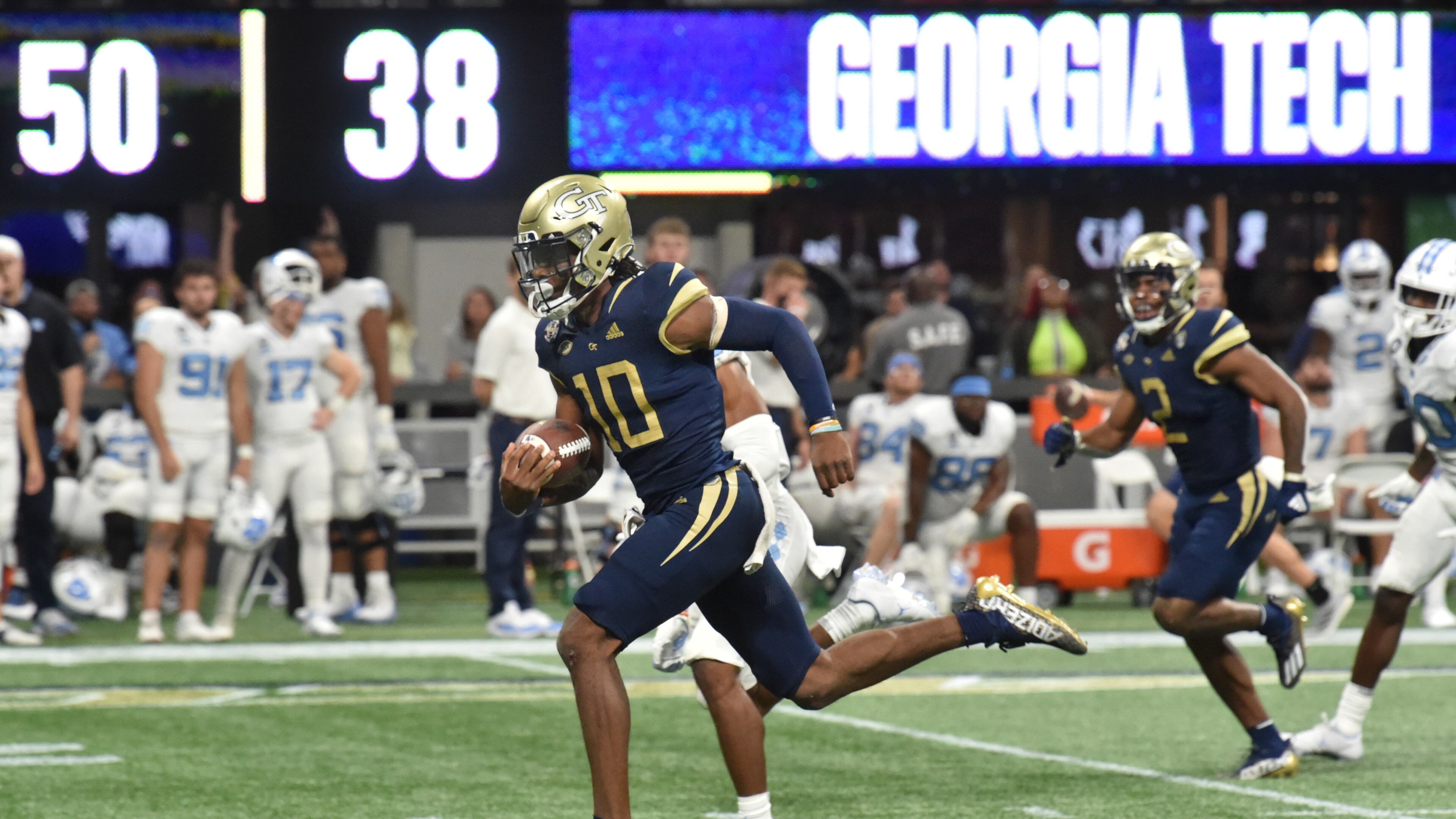 September 25, 2021 Atlanta - Georgia Tech's quarterback Jeff Sims (10) runs for a touchdown at the end of the fourth quarter in an NCAA college football game at Mercedes-Benz Stadium in Atlanta on Saturday, September 25, 2021. Georgia Tech won 45-22 over North Carolina. (Hyosub Shin / Hyosub.Shin@ajc.com)