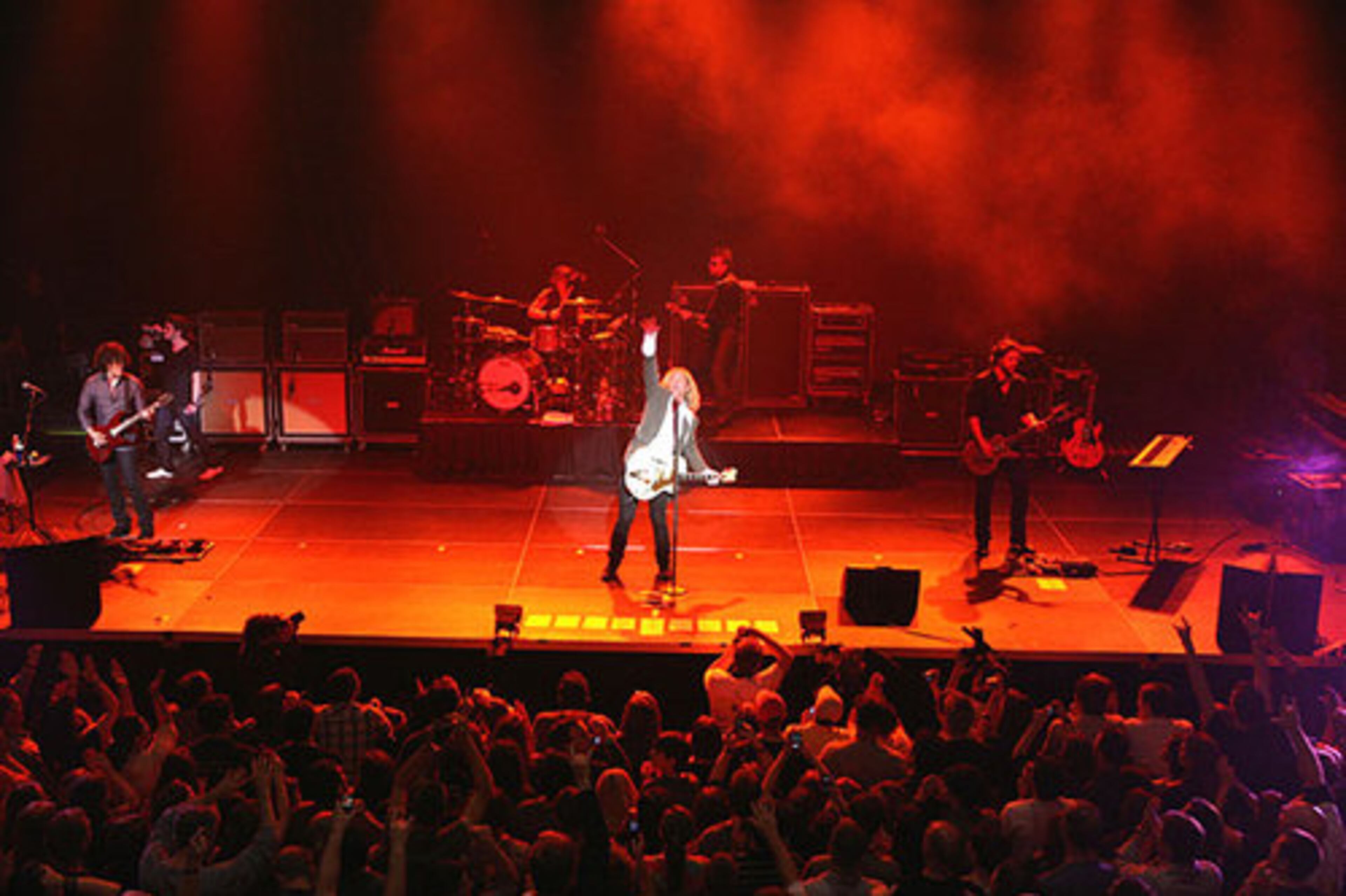 Collective Soul plays the hit "Heavy." The Atlanta-based band was the first major headliner for the 3-year-old benefit. The band has had seven No. 1 hits.