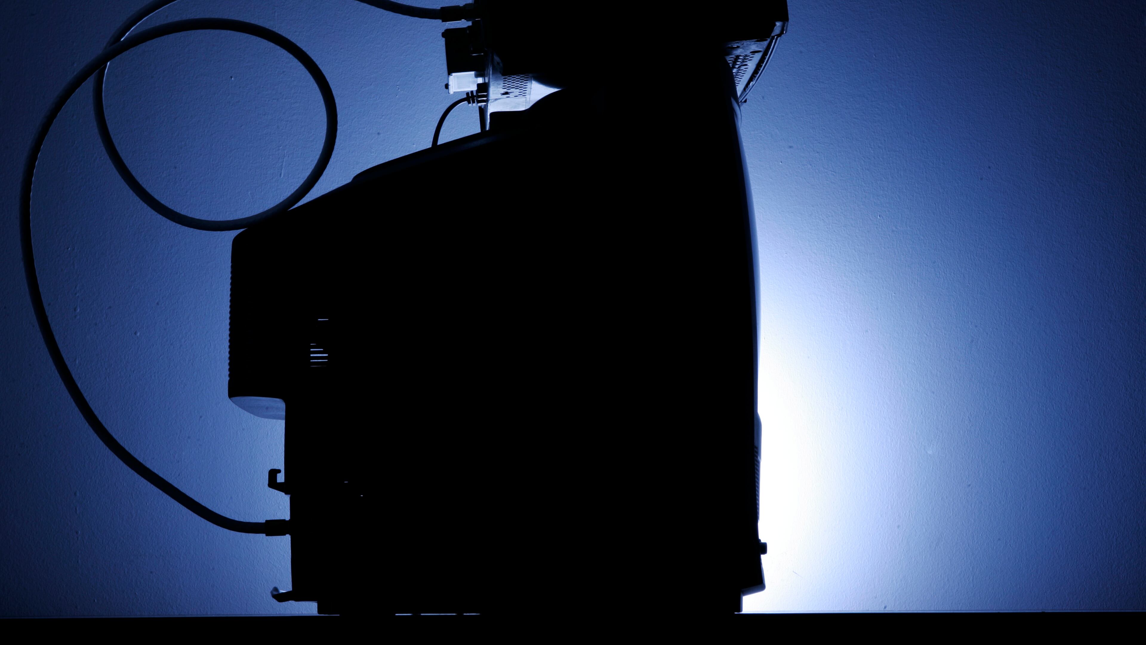**ADVANCE FOR WEEKEND, JUNE 9-10** A cable box is seen on top of a television in Philadelphia, Wednesday, May 30, 2007. July 1, the Federal Communications Commission will force cable companies to comply with a set of rules designed to open the market for set-top boxes and other devices. (AP Photo/Matt Rourke) (AP file photo)
