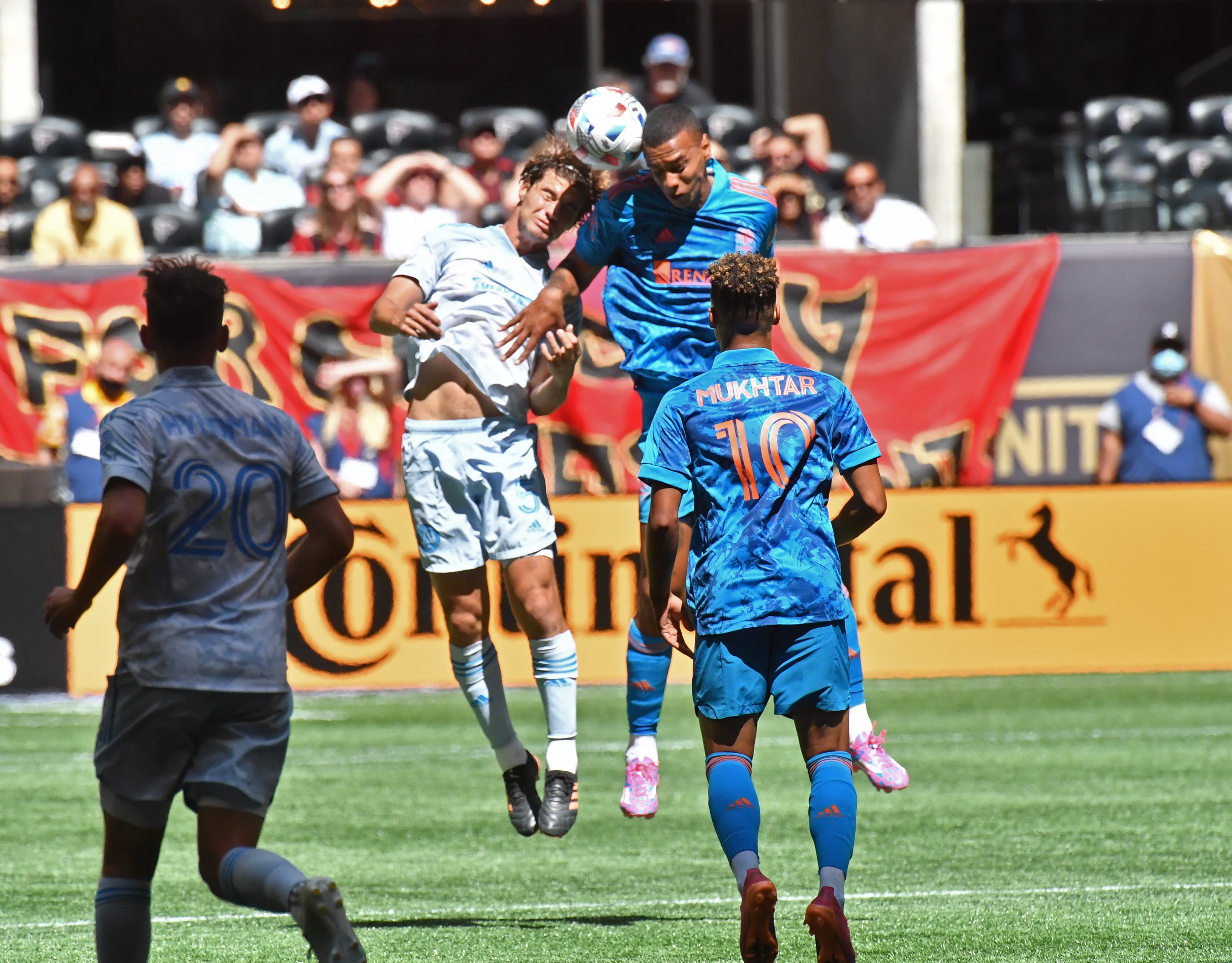Atlanta United midfielder Santiago Sosa (left) and Nashville SC forward Jhonder Cadiz collide on a header. (Hyosub Shin / Hyosub.Shin@ajc.com)