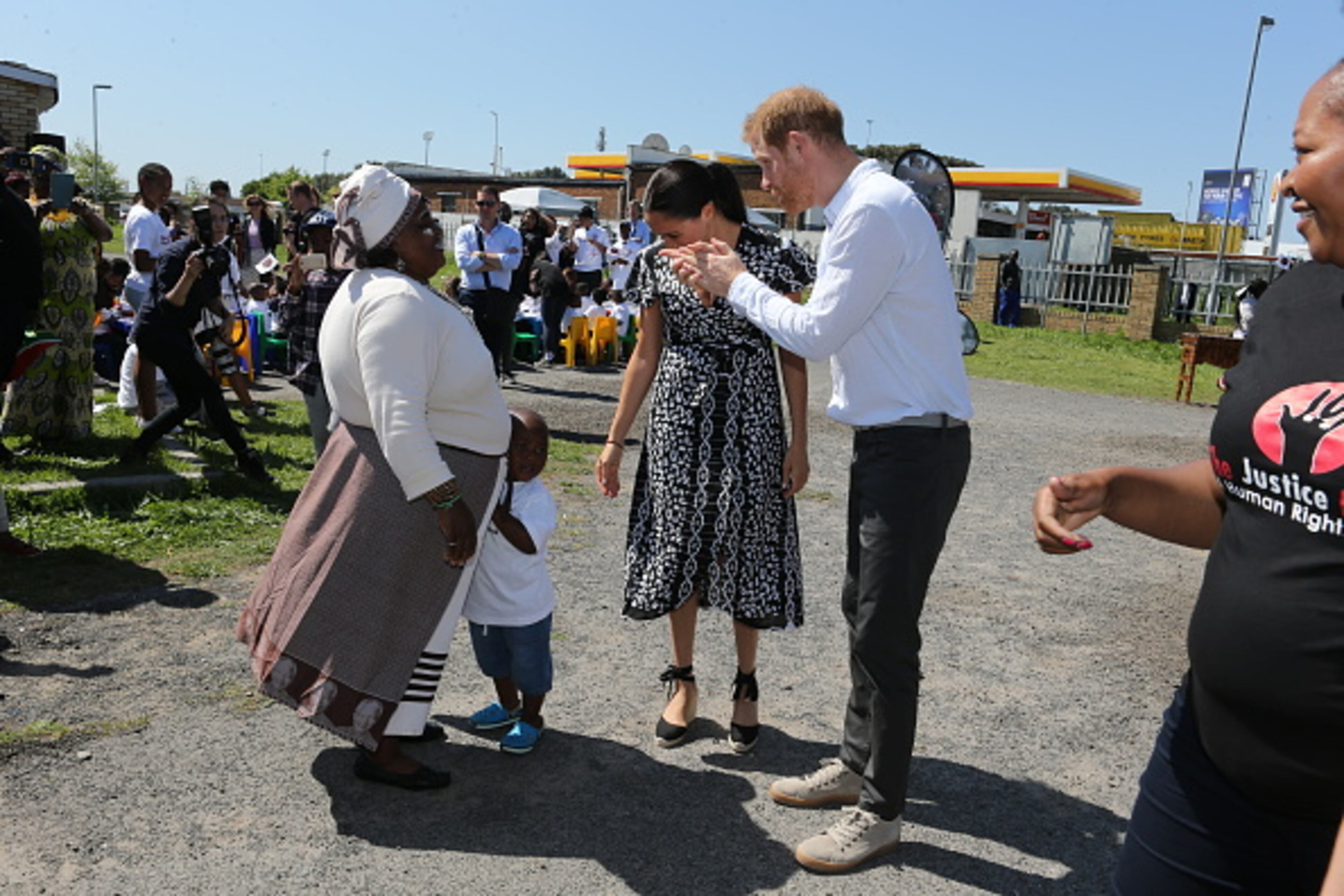CAPE TOWN, SOUTH AFRICA - SEPTEMBER 23: Meghan, Duchess of Sussex and Prince Harry, Duke of Sussex meet wellwishers during a visit to The Justice Desk on September 30, 2019 in Cape Town, South Africa. The Justice Desk initiative teaches children about their rights and provides self-defence classes and female empowerment training to young girls in the community. (Photo by Ian Vogler - Pool/Getty Images)