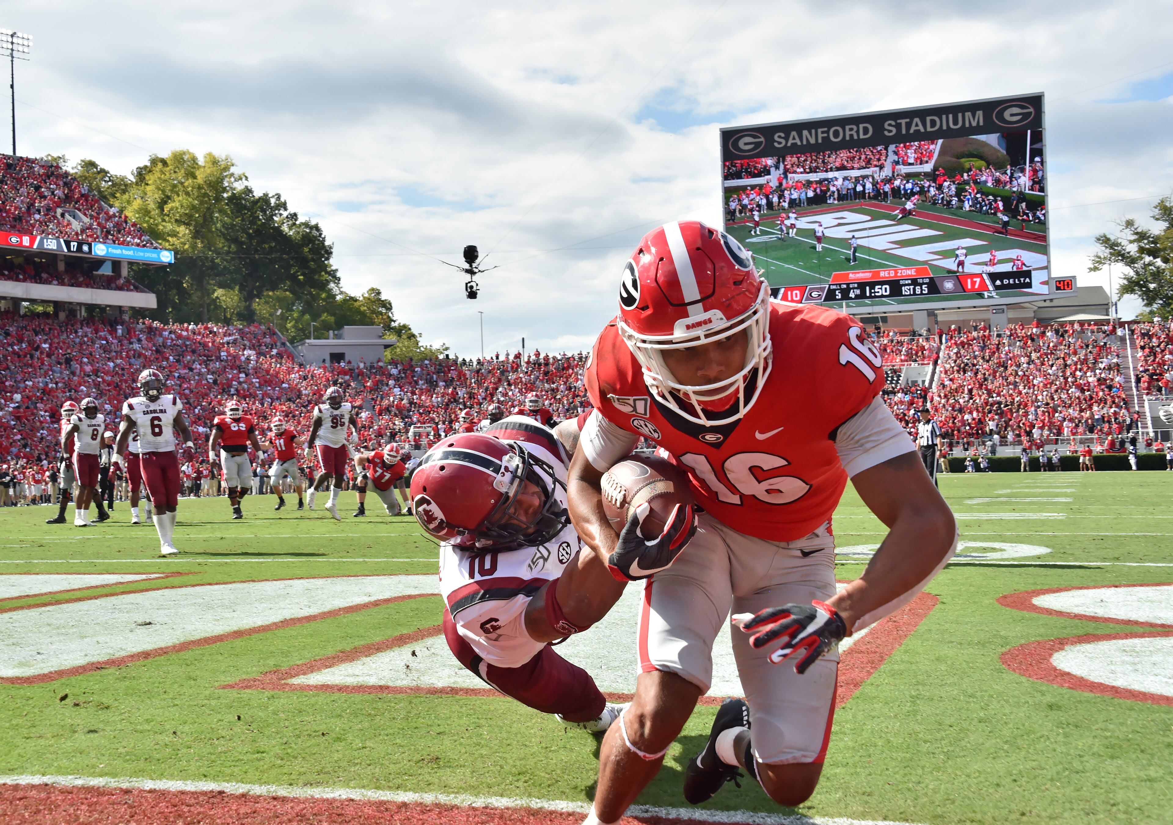 Georgia wide receiver Demetris Robertson (16) catches a touchdown pass. (Hyosub Shin / Hyosub.Shin@ajc.com)