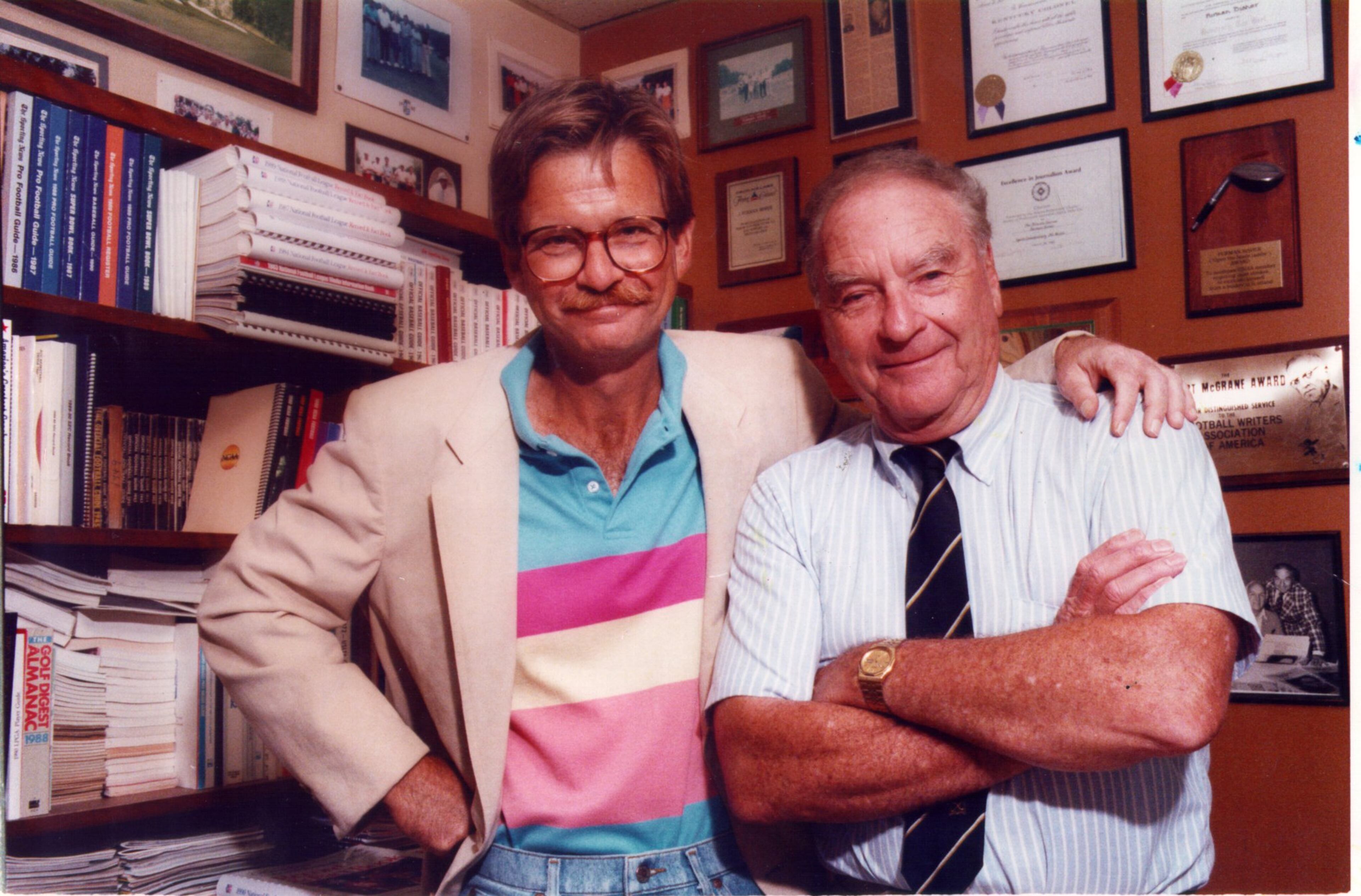 AJC humorist and columnist Lewis Grizzard (left) with AJC sports writer and columnist Furman Bisher, his idol. (Rich Mahan/AJC 1990)