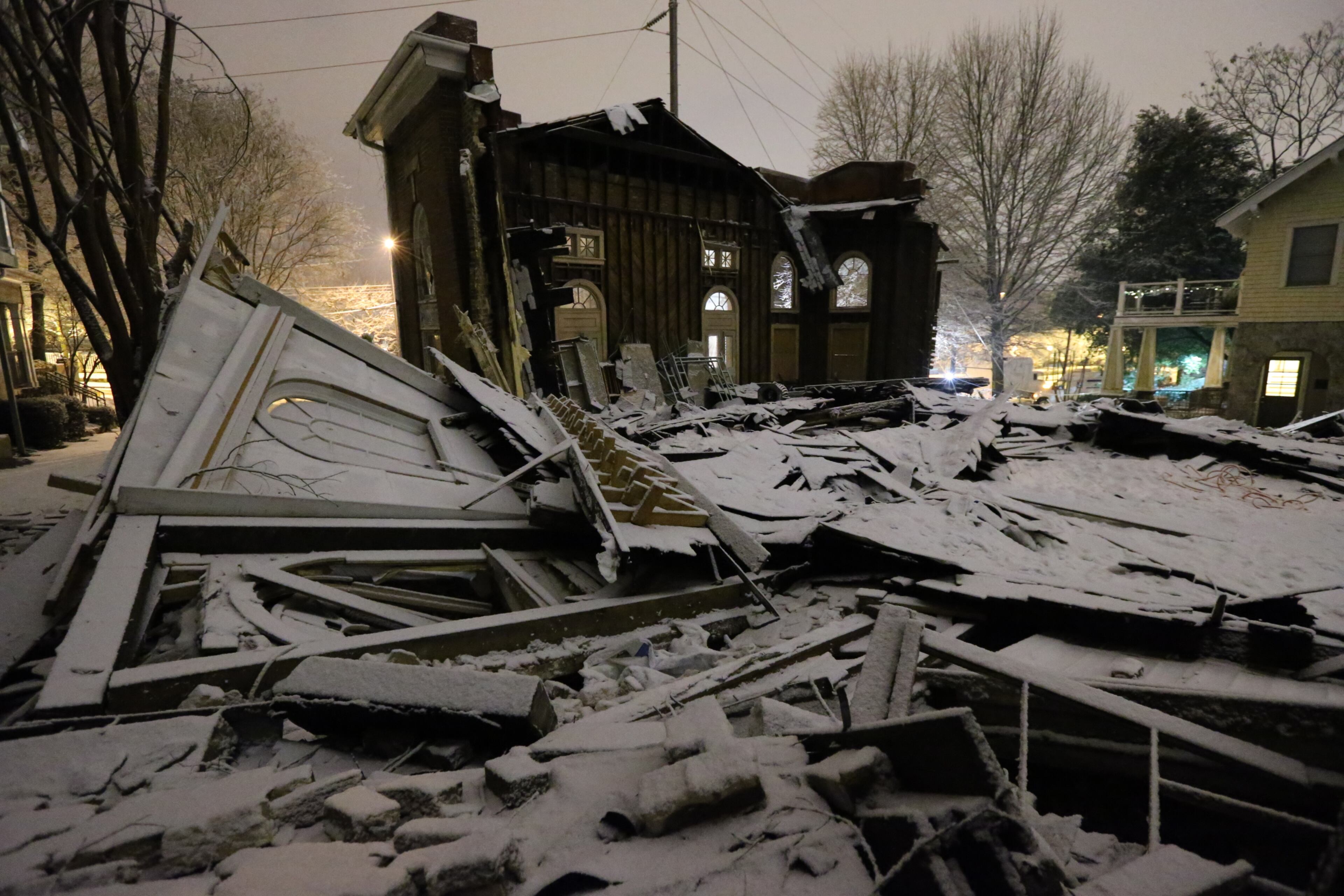 A historic Midtown building under renovation collapsed Wednesday night, after a day of significant ice accumulation. The Craigie House, at 1204 Piedmont Ave., was vacant and no one was injured in the collapse, said Janet Ward, spokeswoman for the Atlanta Fire Department. But investigators have not determined if the collapse was related to the icy conditions.