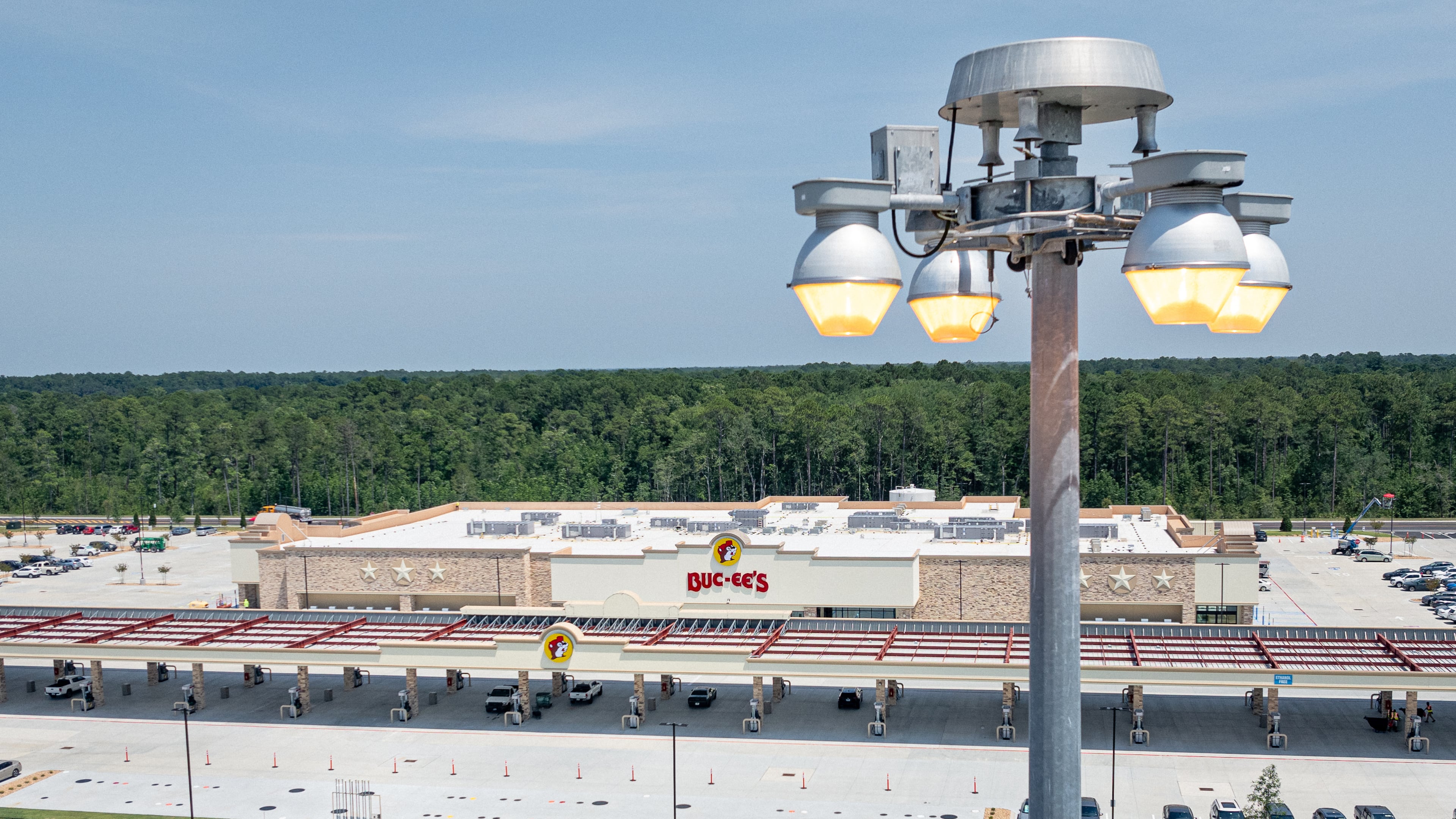 High mast lights at Exit 42, the location of the new Buc-ee’s in Brunswick, GA, on June 25, 2025. (Justin Taylor/The Current GA/CatchLight Local)