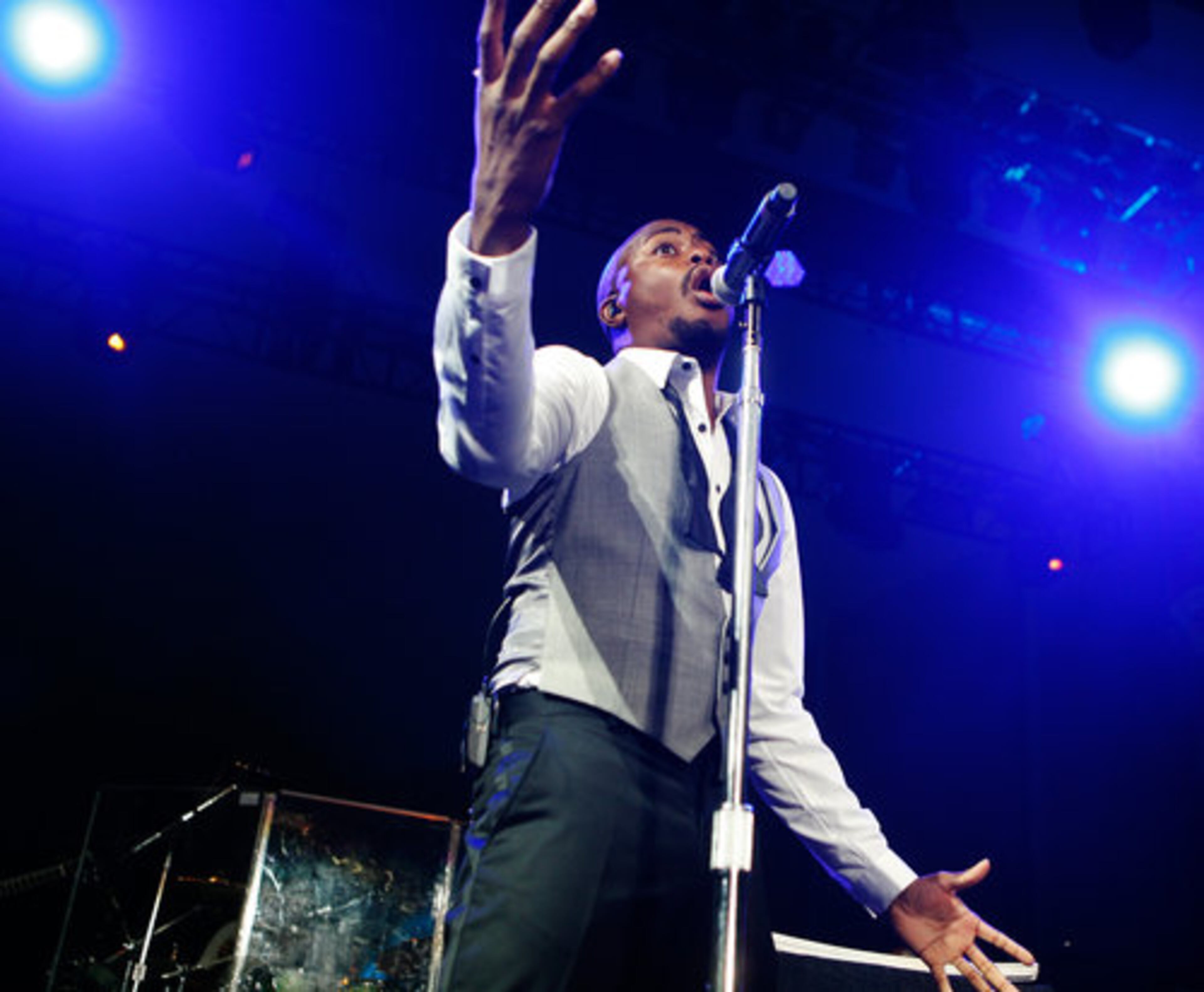 R&B/soul singer Raheem DeVaughn sings as the first headliner of the Budweiser Superfest at Chastain Amphitheatre on Friday, Aug. 20, 2010.