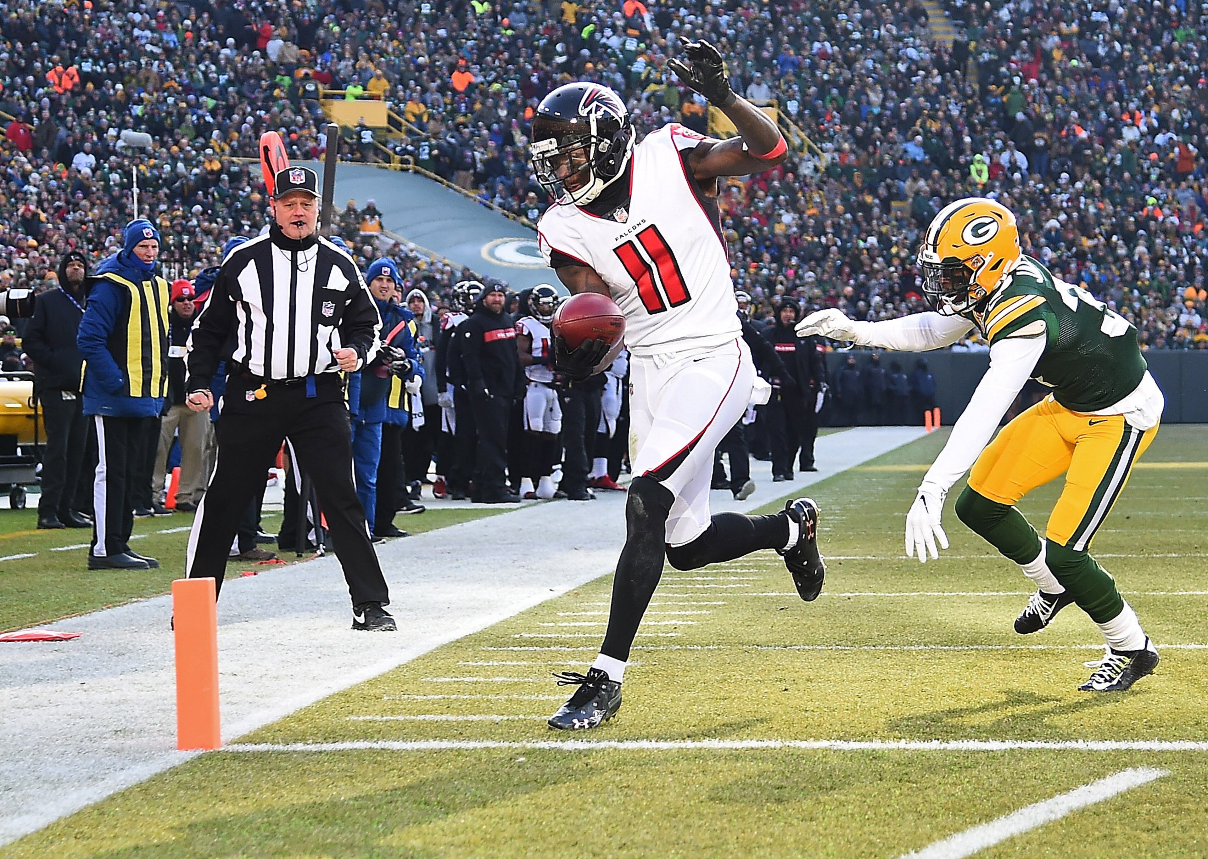GREEN BAY, WISCONSIN - DECEMBER 09: Julio Jones #11 of the Atlanta Falcons scores a touchdown in front of Josh Jackson #37 of the Green Bay Packers during the first half of a game at Lambeau Field on December 09, 2018 in Green Bay, Wisconsin. (Photo by Stacy Revere/Getty Images)