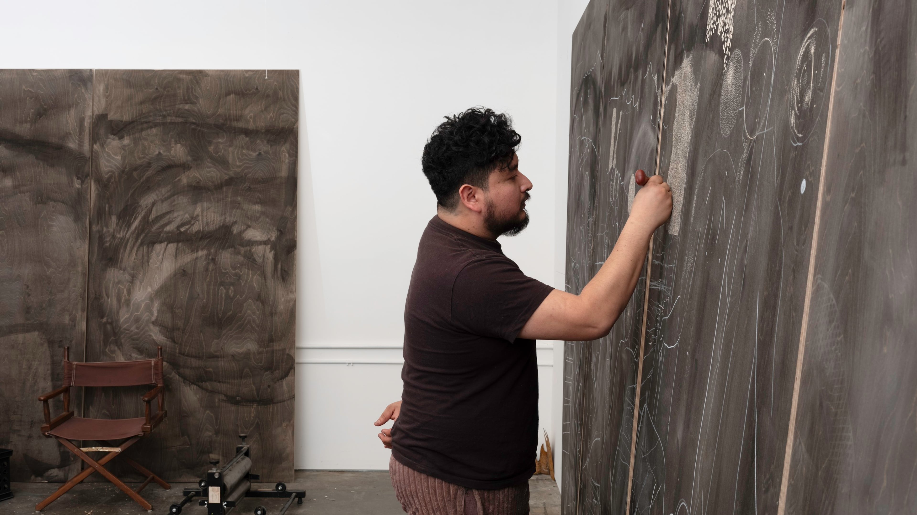 Sergio Suárez at work in his studio. (Walter Bankson/Courtesy of Johnson Lowe Gallery)