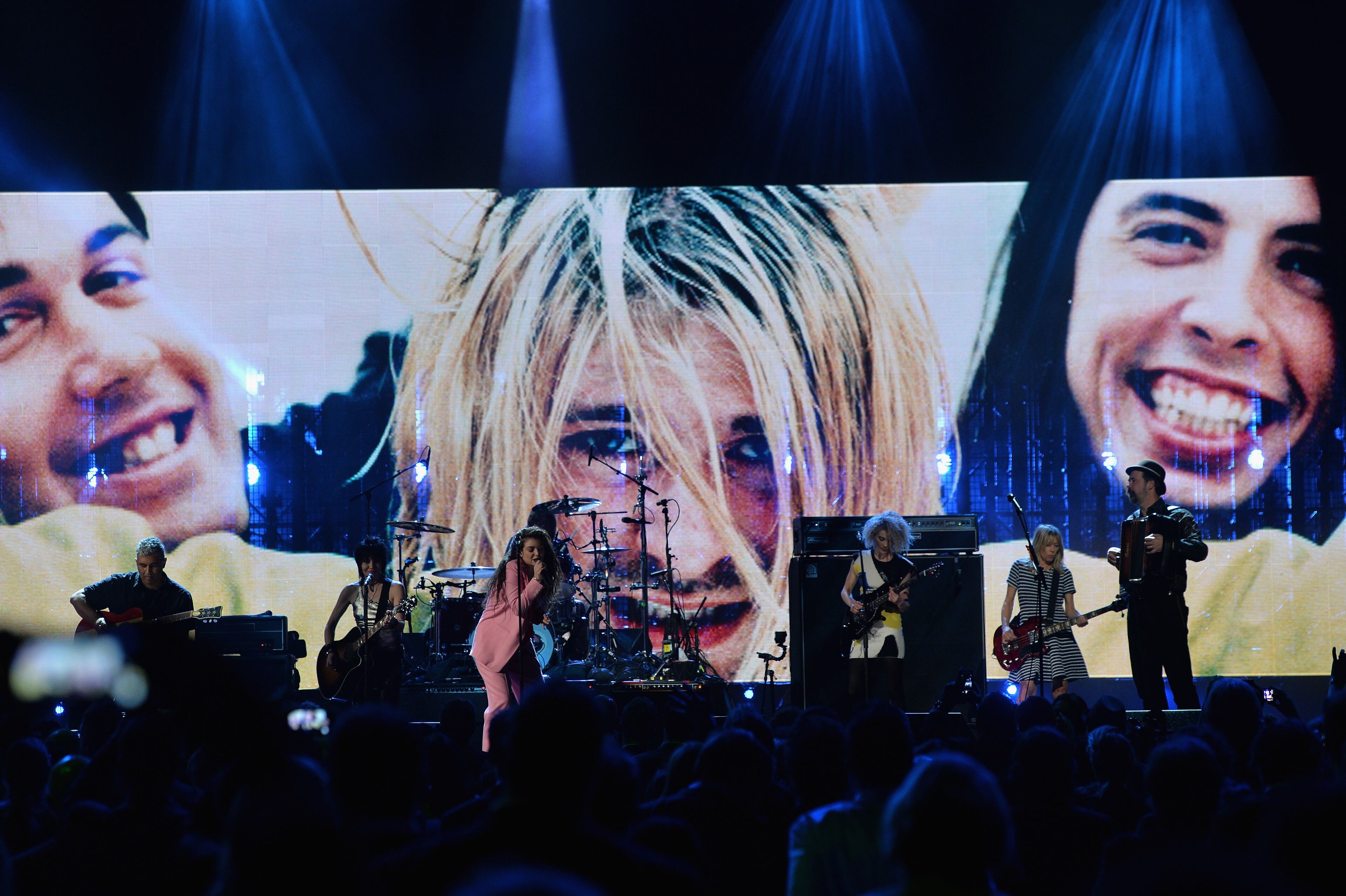 (L-R) Musicians Pat Smear, Joan Jett, Lorde, Dave Grohl, St. Vincent, Kim Gordon and Krist Novoselic perform onstage at the 29th Annual Rock And Roll Hall Of Fame Induction Ceremony at Barclays Center of Brooklyn on April 10, 2014 in New York City. (Photo by Larry Busacca/Getty Images)
