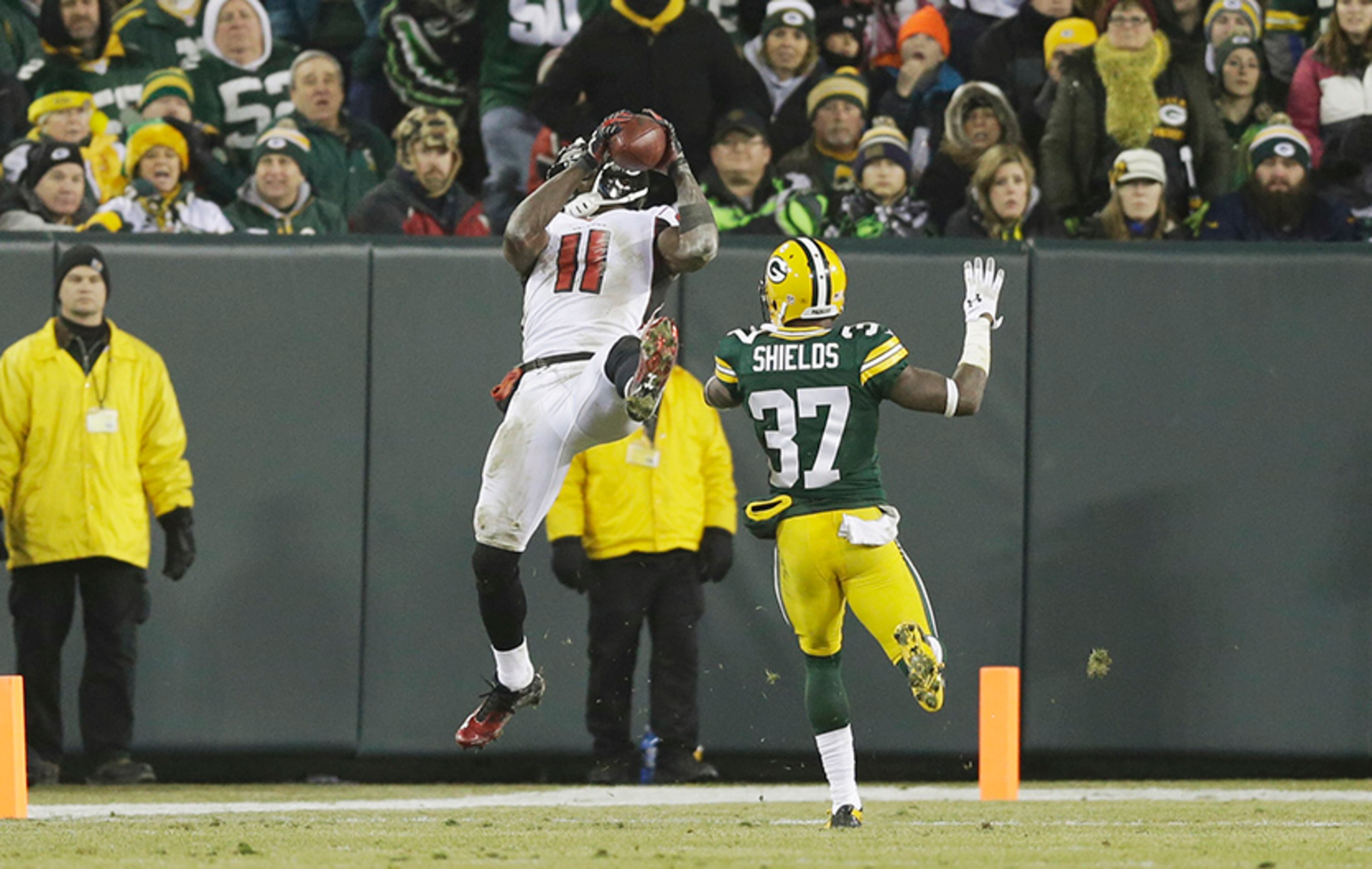 Atlanta Falcons' Julio Jones (11) catches a touchdown pass in front of Green Bay Packers' Sam Shields during the second half Monday, Dec. 8, 2014, in Green Bay, Wis. Jones had a career high on receiving yards.