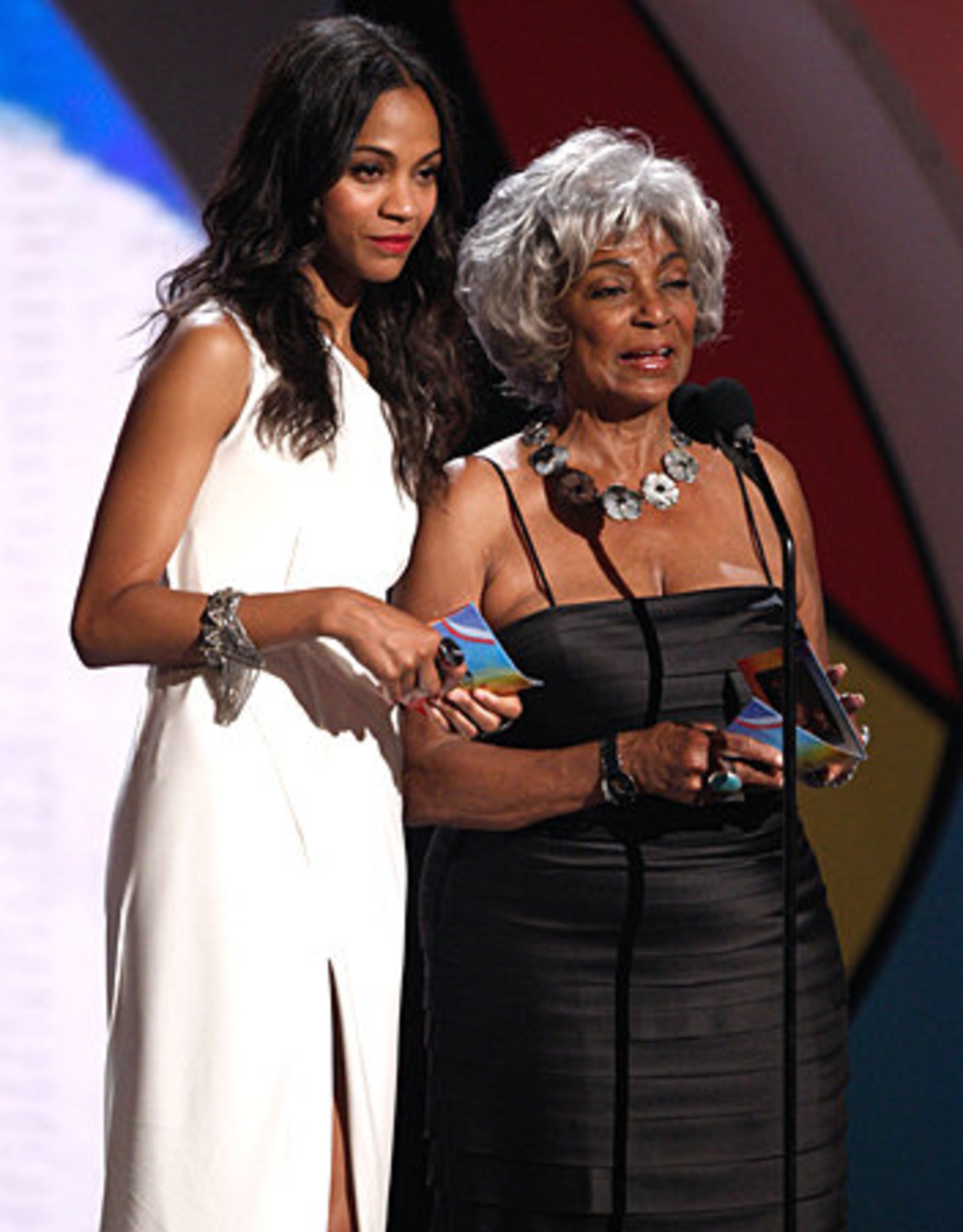 Two of Star Trek's stars actresses Zoe Saldana and Nichelle Nichols present an award.
