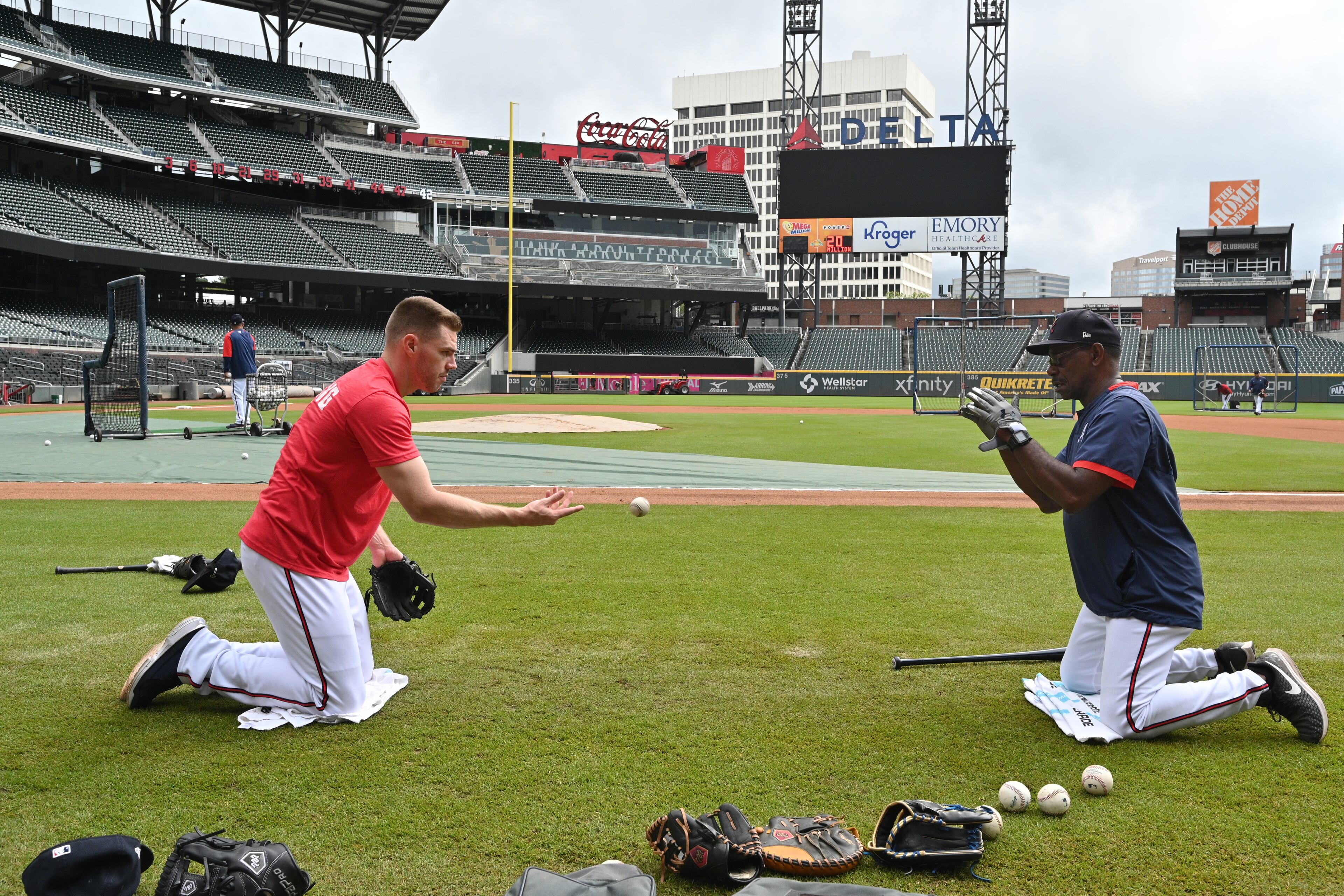 Braves first baseman Freddie Freeman (left) practices with third base coach Ron Washington. (Hyosub Shin / Hyosub.Shin@ajc.com)